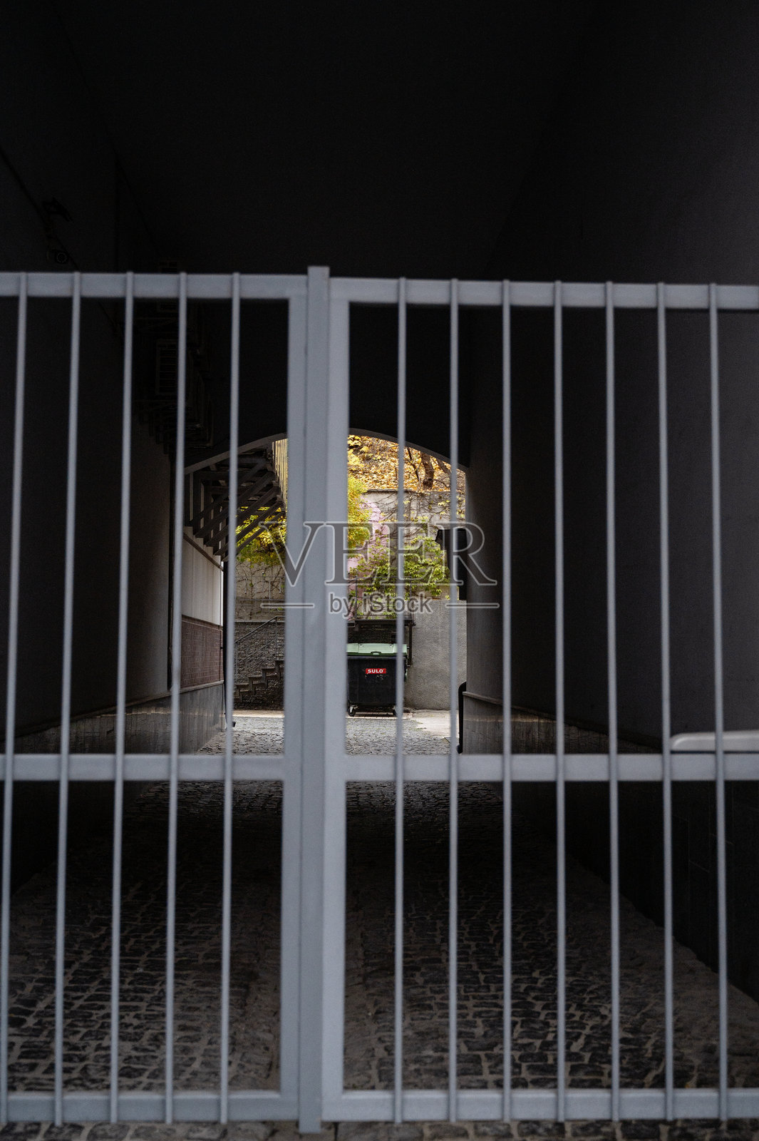 铁门关闭了拱门。照片摄影图片