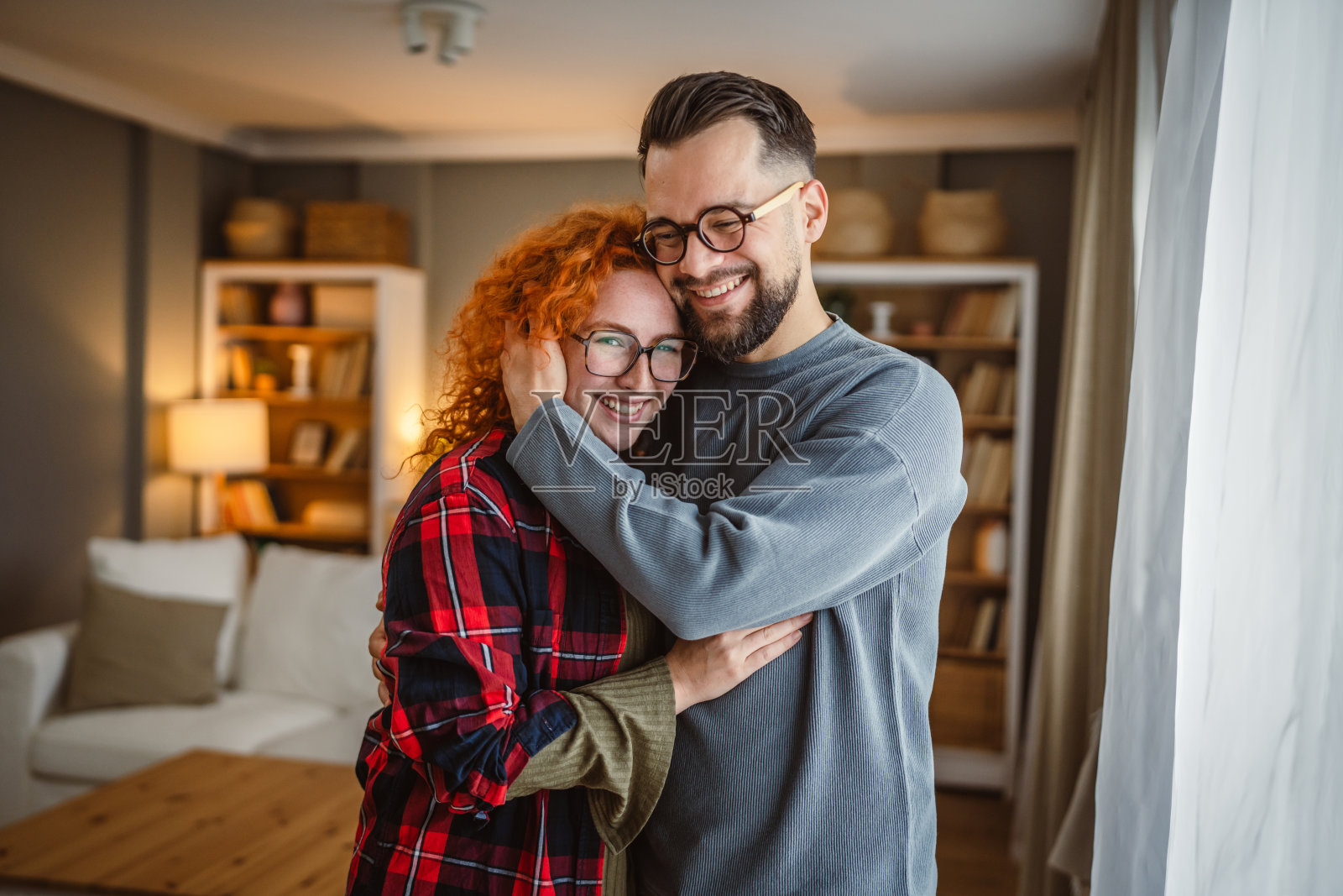 美丽幸福的情侣在家中微笑拥抱照片摄影图片