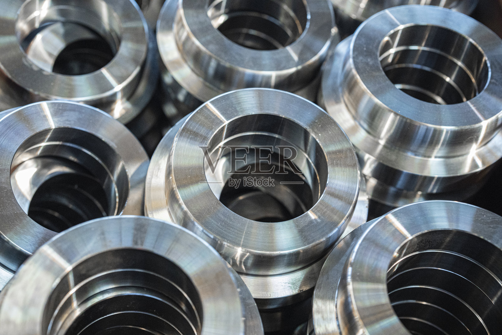 机械零件。金属工业、制造业与基础设施照片摄影图片