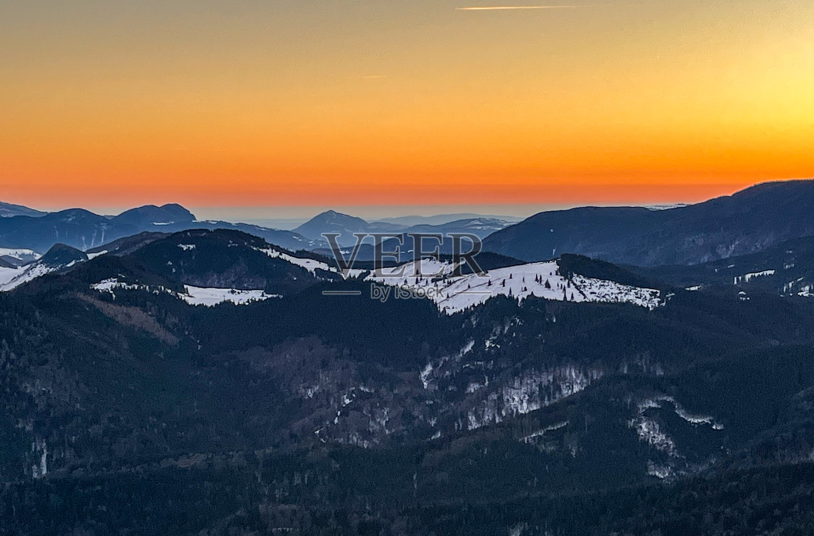 罗马尼亚皮亚特拉克拉尤山脉皮亚特拉米卡峰的日落。照片摄影图片