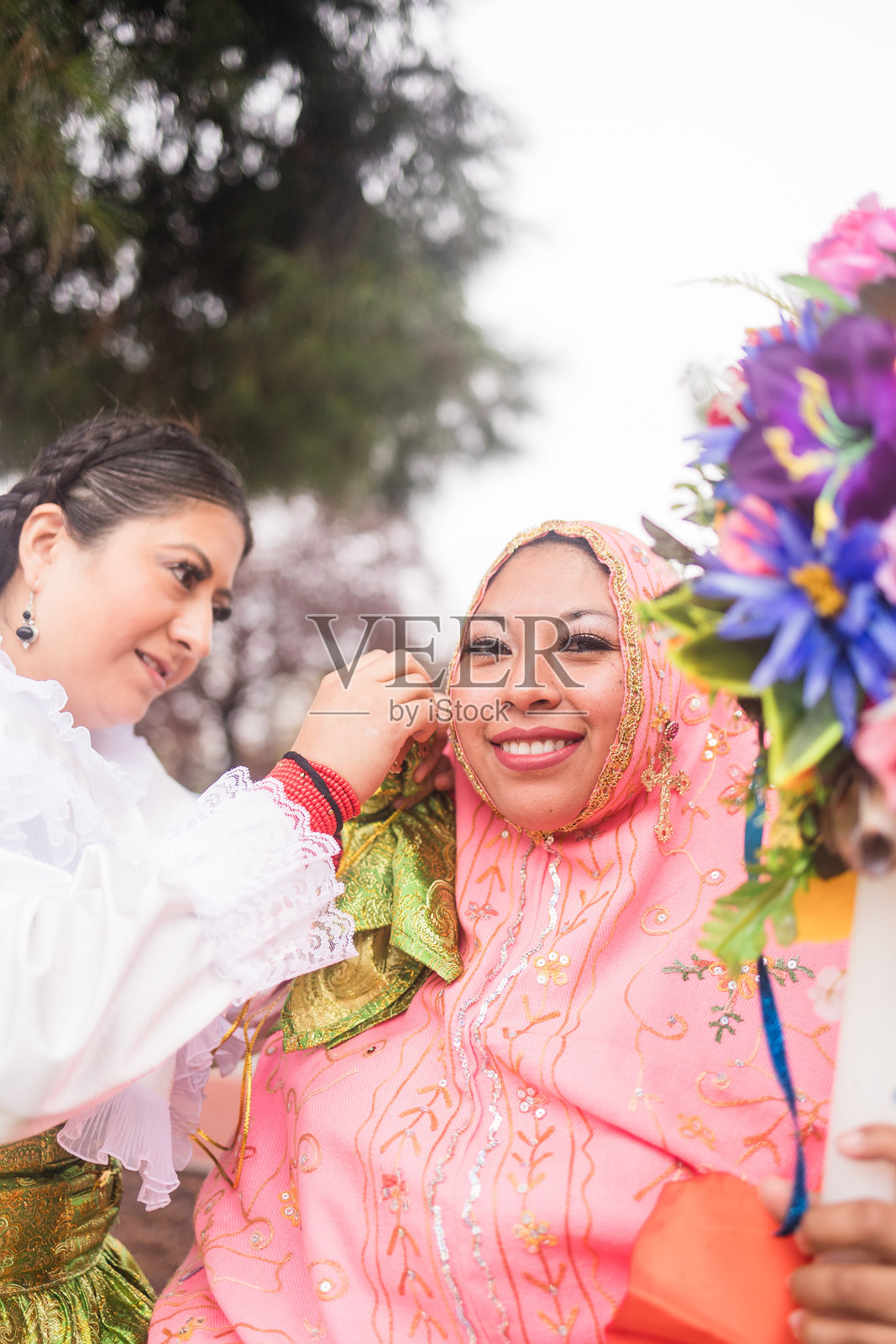 穿着传统厄瓜多尔服装的女性正在为独立日游行做准备。西班牙裔日照片摄影图片