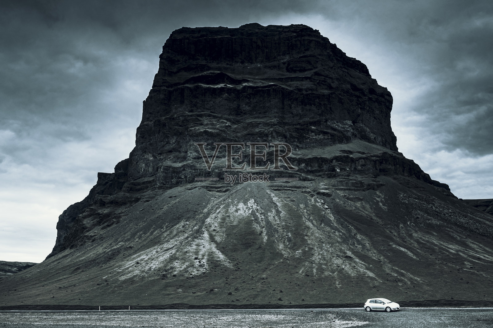 汽车停在冰岛云层下的戏剧性山脉风景前照片摄影图片