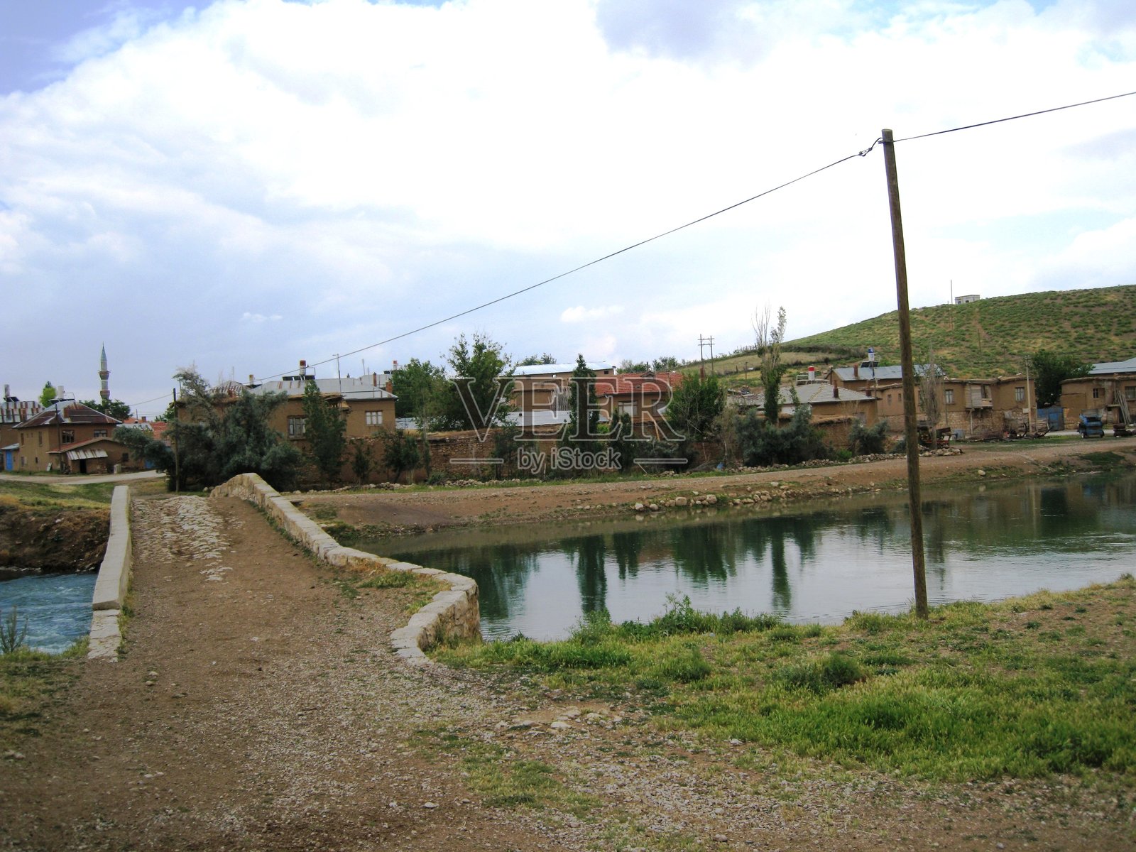 乡村风景河边。住宅区房屋。照片摄影图片