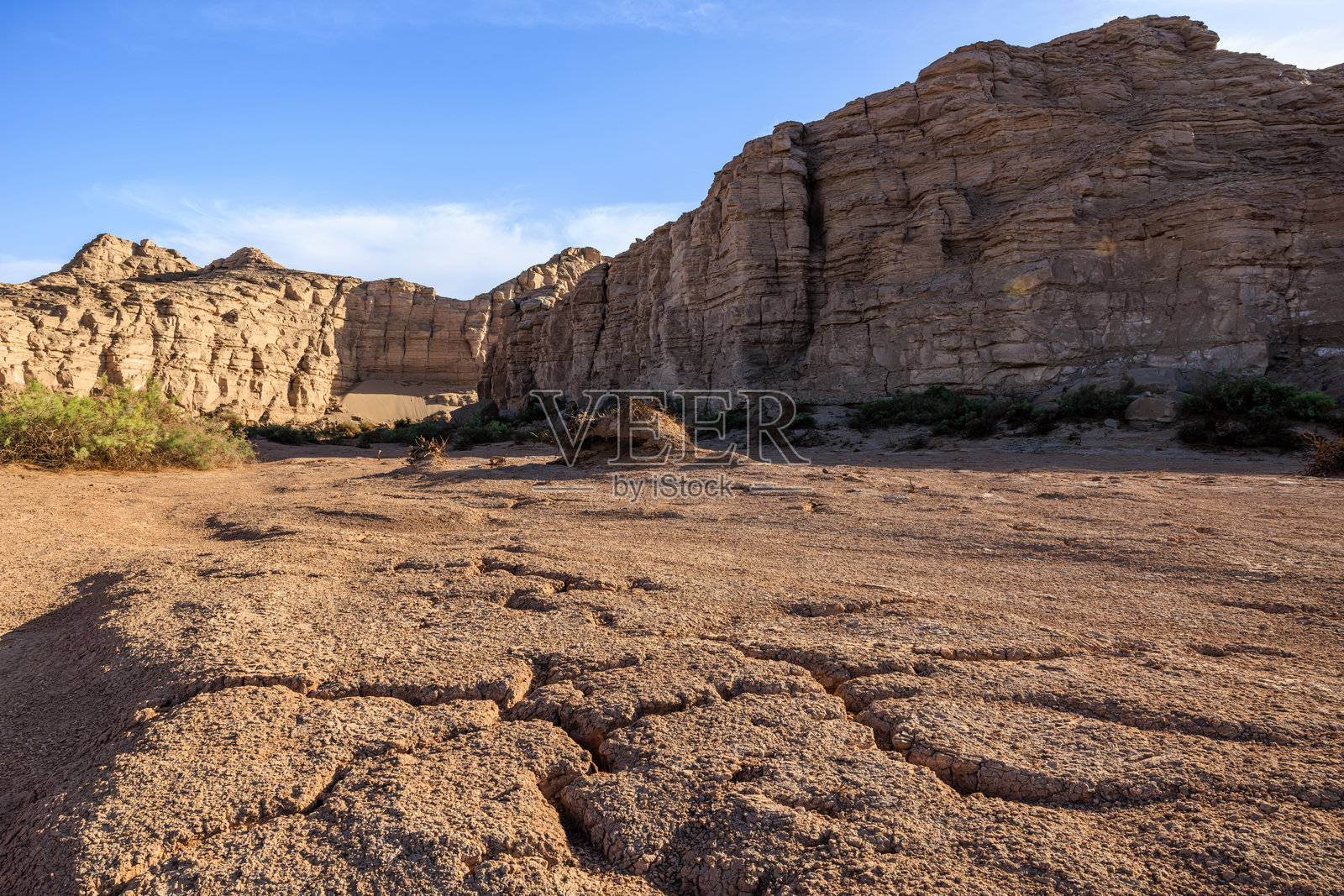 中国新疆的沙漠沙地和雅丹地貌山脉自然景观。照片摄影图片