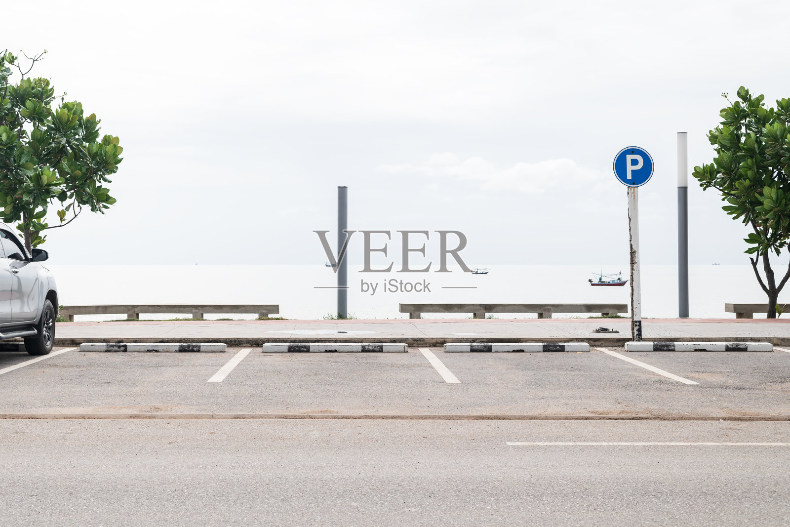 空荡荡的停车场与海洋和美丽的天空相映成趣。照片摄影图片