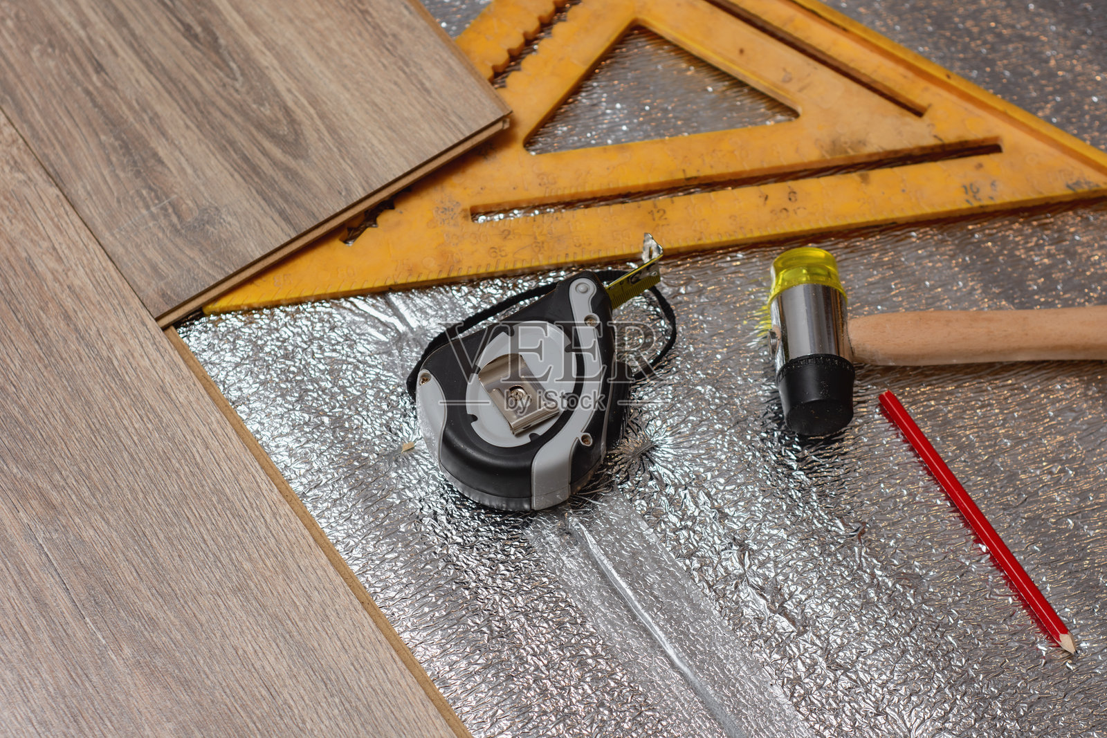 层压地板安装所用工具和材料的特写视图。照片摄影图片