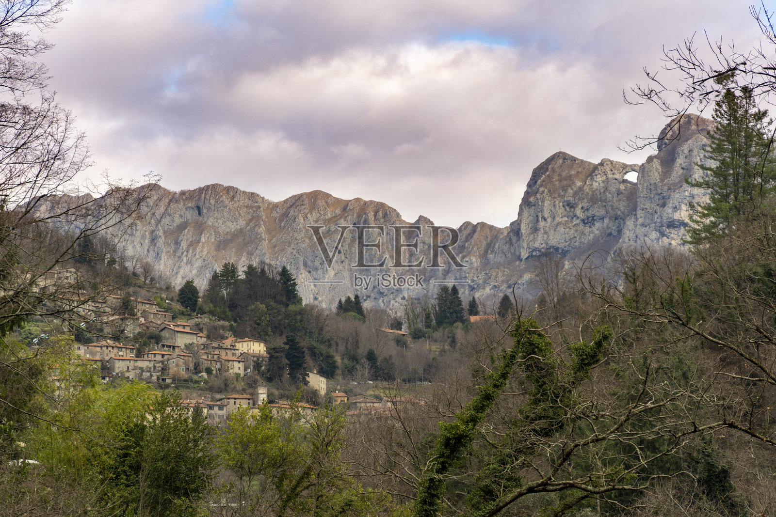 意大利托斯卡纳卢卡斯塔泽马穆利纳的卡尔卡费罗废弃矿山,徒步旅行照片摄影图片