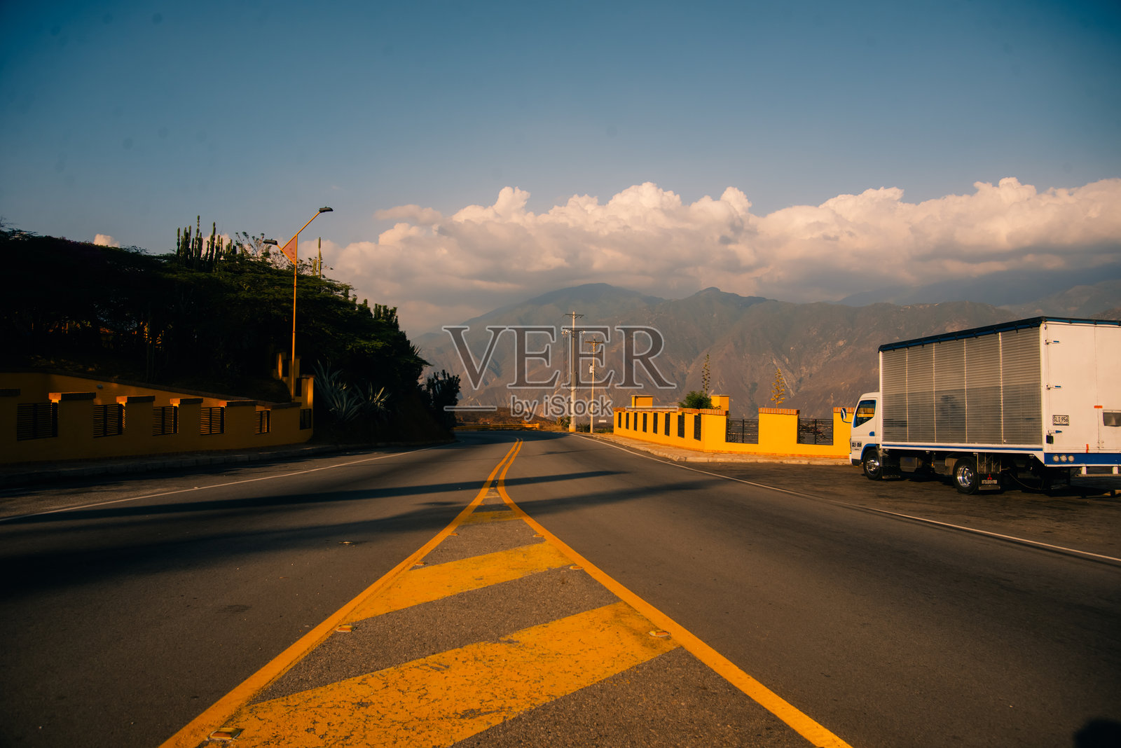 哥伦比亚桑坦德的奇卡莫查峡谷,晨光下的安第斯山脉风光。照片摄影图片