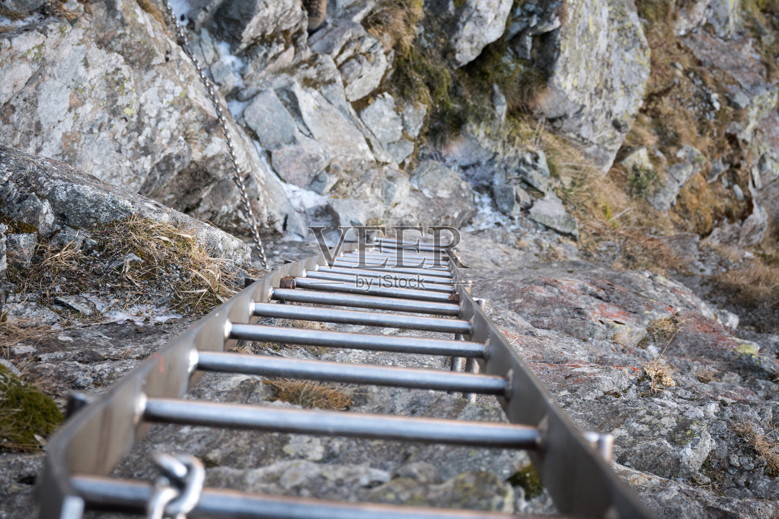高塔特山脉的高山攀登和徒步旅行。山中的保护装备、扣环、链条和梯子。照片摄影图片