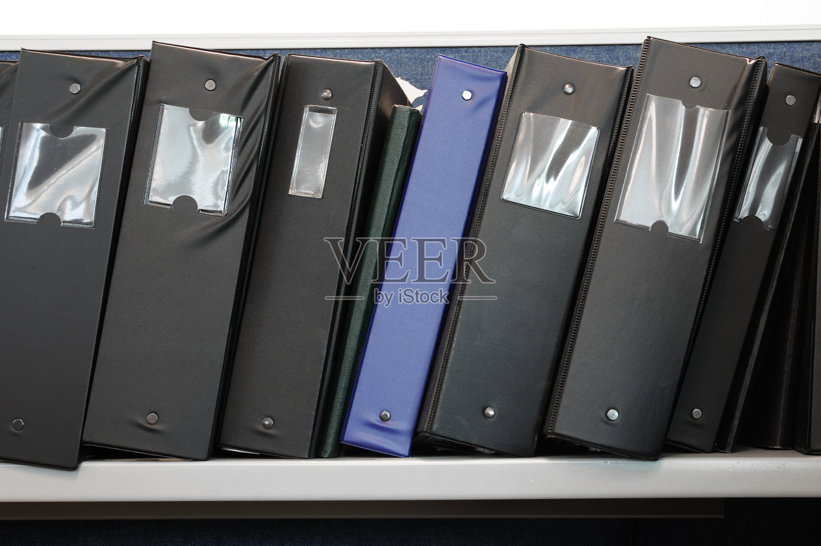 将文件夹叠放在架子上照片摄影图片