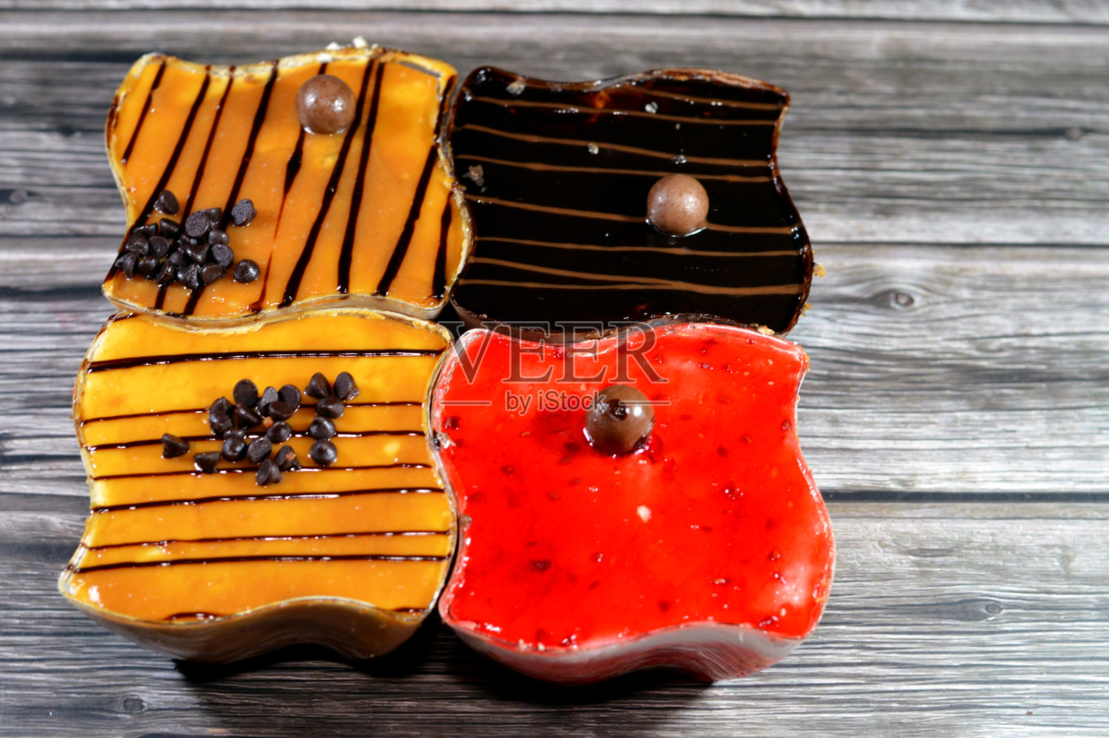 焦糖、巧克力和草莓蛋糕,夹层有打发的香草奶油和松软的蛋糕层,上面覆盖着草莓、巧克力和焦糖酱。照片摄影图片