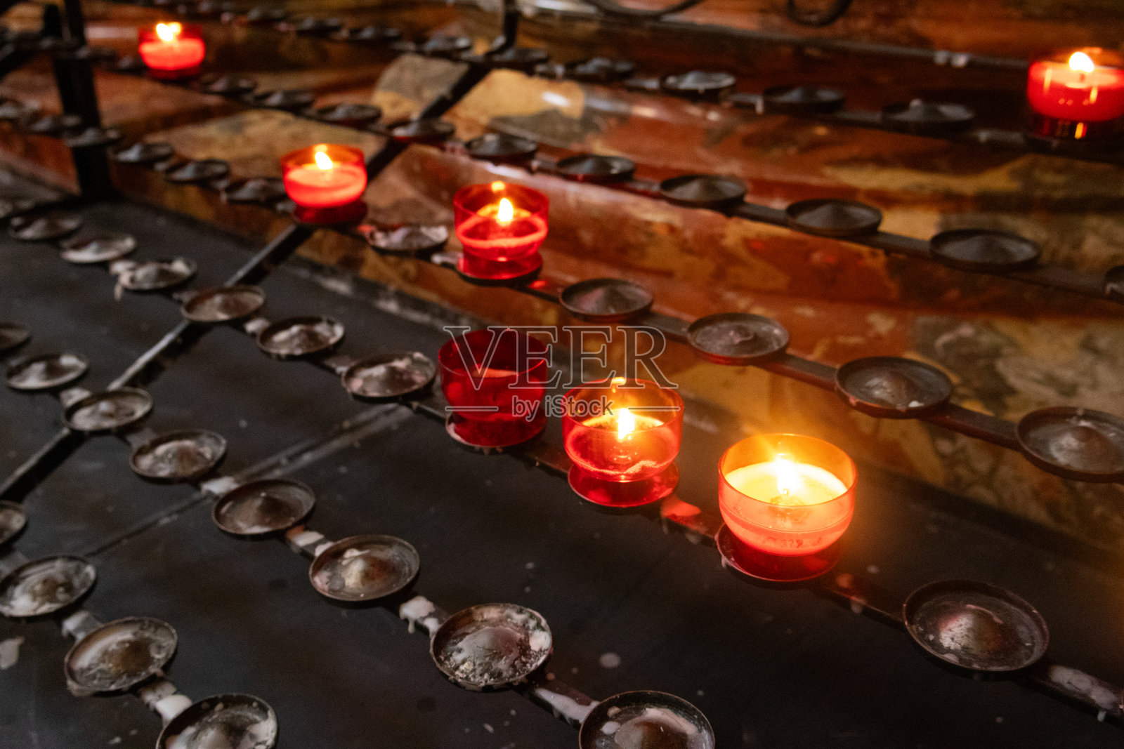 教堂平台上的点燃蜡烛照片摄影图片