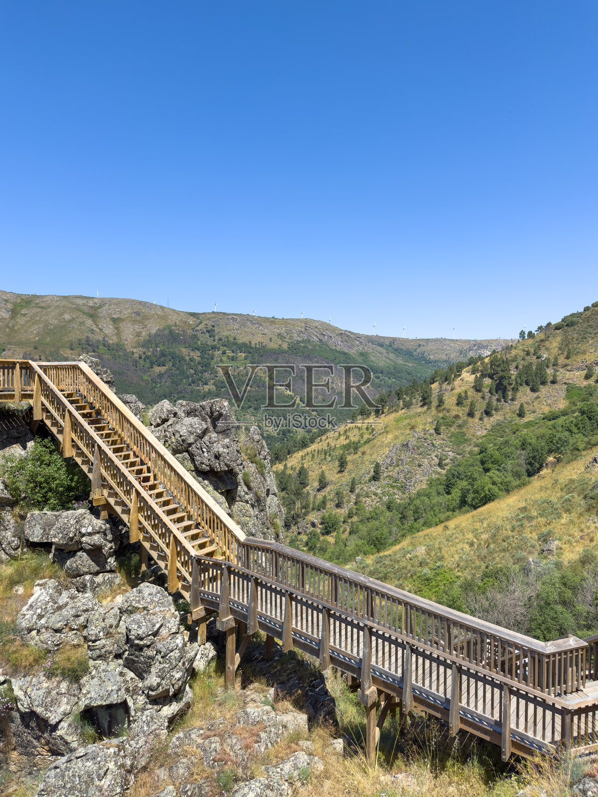 蒙德戈河谷沿岸的蒙德戈步道风景,周围是塞拉达埃斯特雷拉悬崖。卡尔代拉昂水坝,葡萄牙,瓜尔达。照片摄影图片