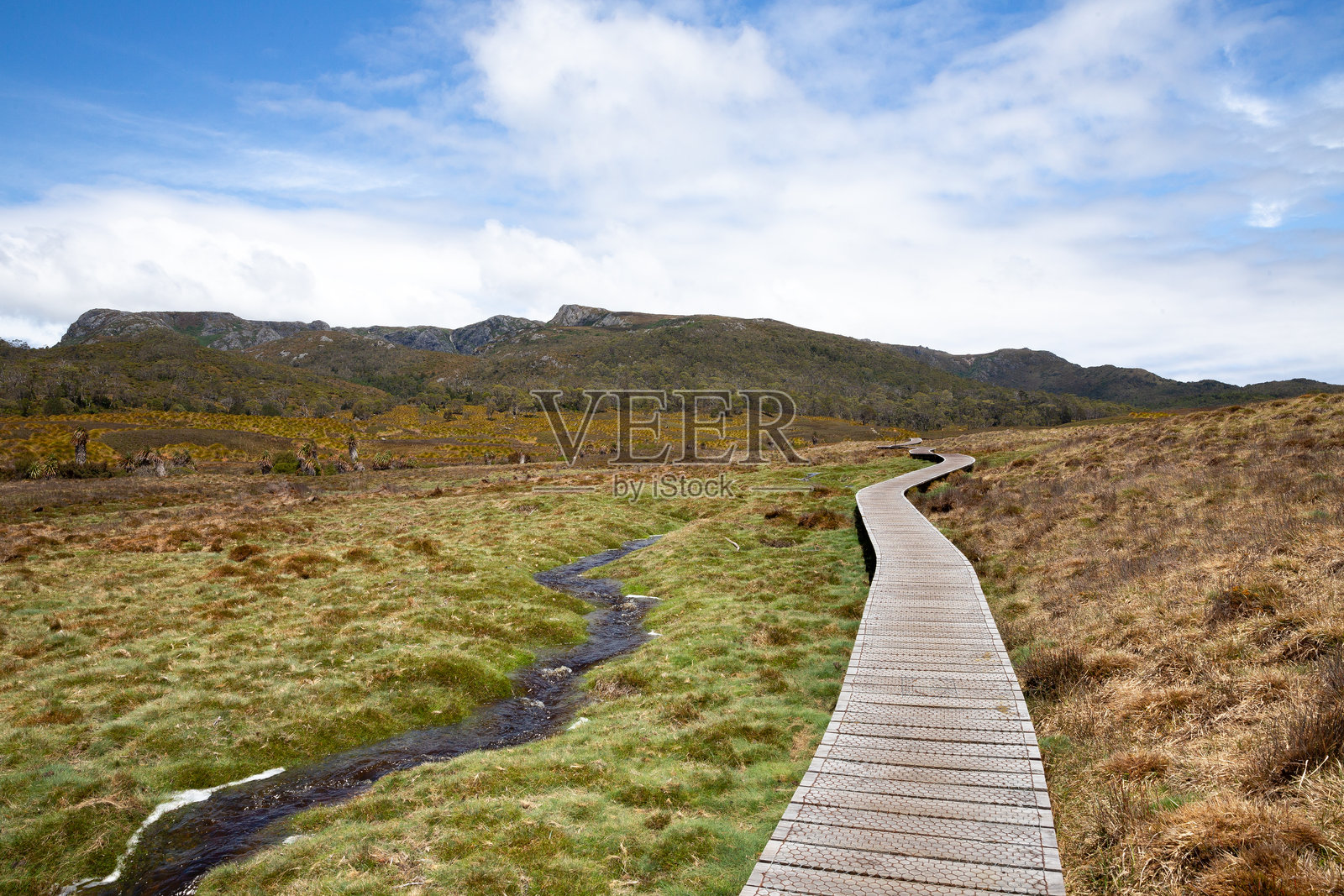 海滨栈道与克雷德尔山照片摄影图片