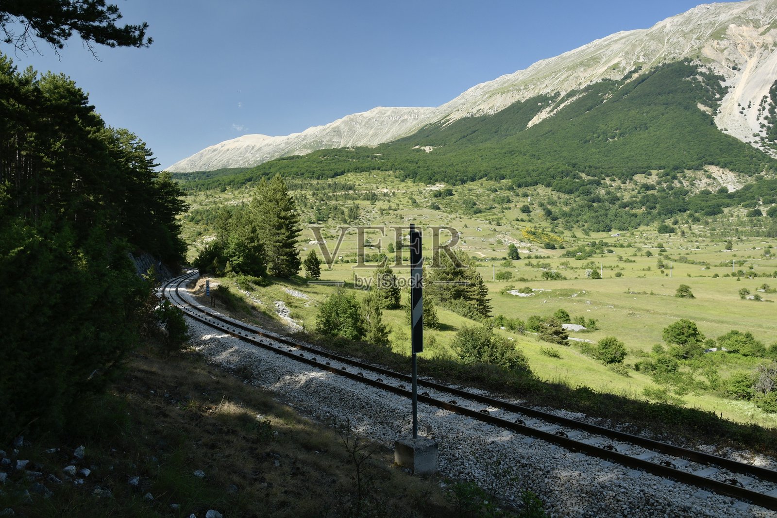 迈耶拉国家公园的山脉铁路照片摄影图片