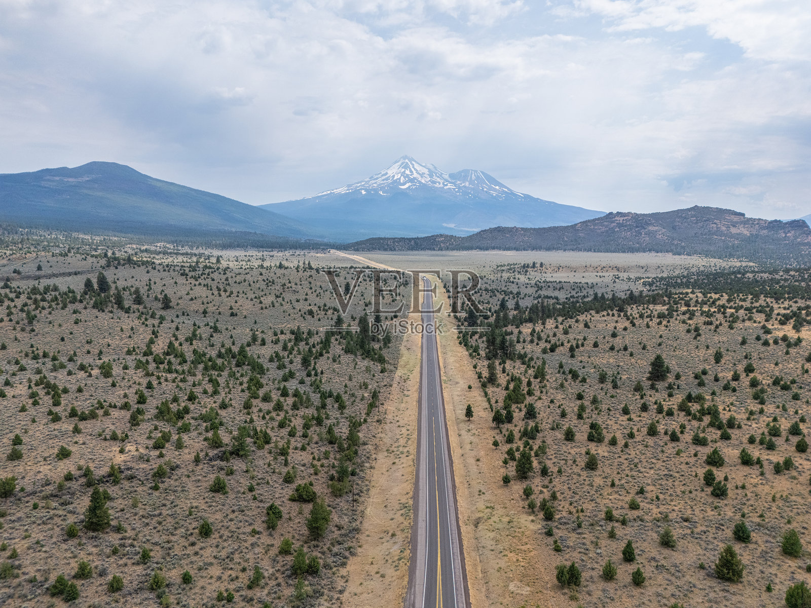 沙漠公路的鸟瞰图照片摄影图片