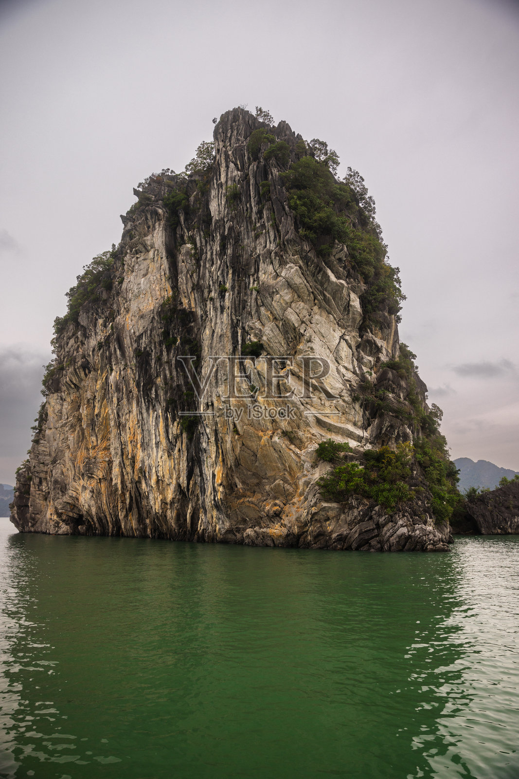 越南下龙湾海洋中升起的山丘特写照片摄影图片