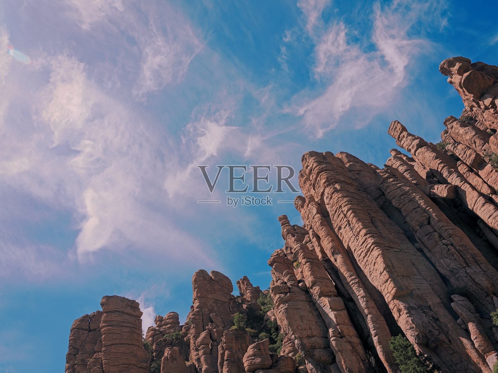 亚利桑那州东南部奇里卡华国家纪念碑的广阔云景和岩石尖峰照片摄影图片