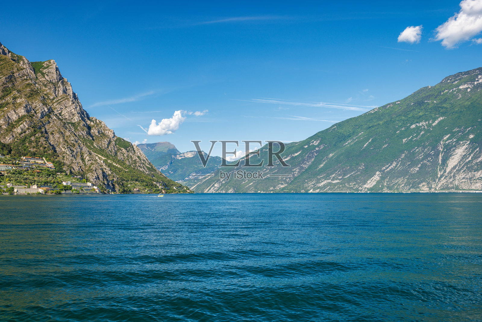 意大利欧洲的加尔达湖,背景是山脉,从利莫内·苏尔·加尔达镇的视角。照片摄影图片