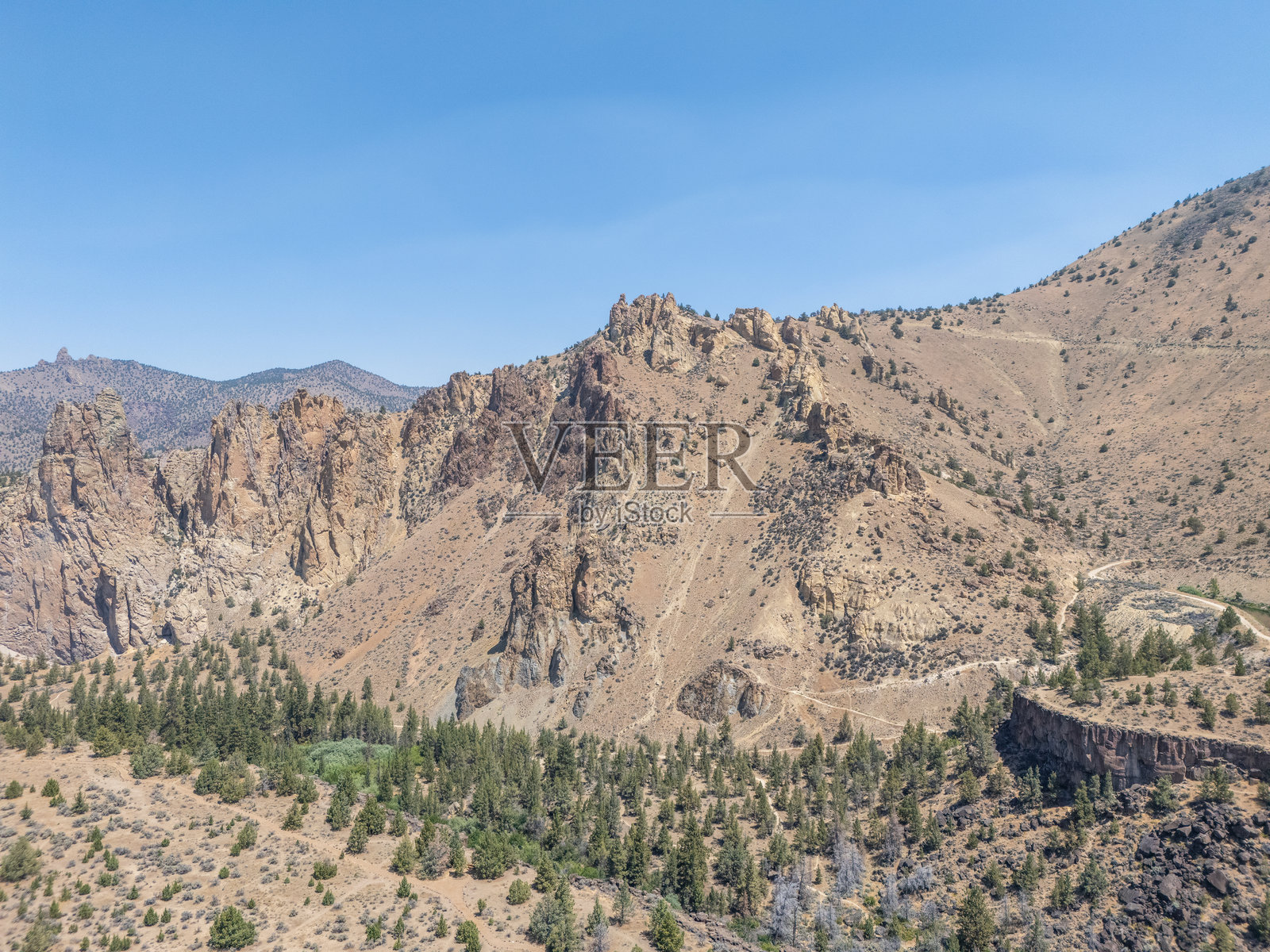 戏剧性岩石地貌的鸟瞰图照片摄影图片