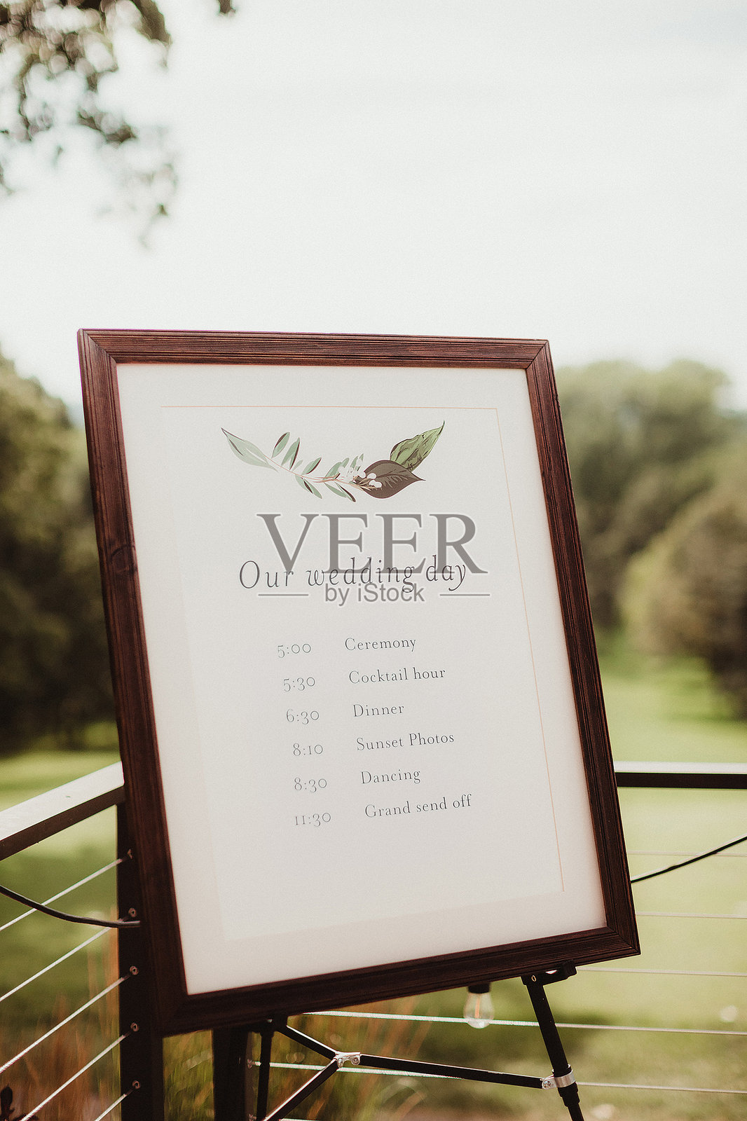 婚礼当天活动安排的框架海报供客人查看照片摄影图片