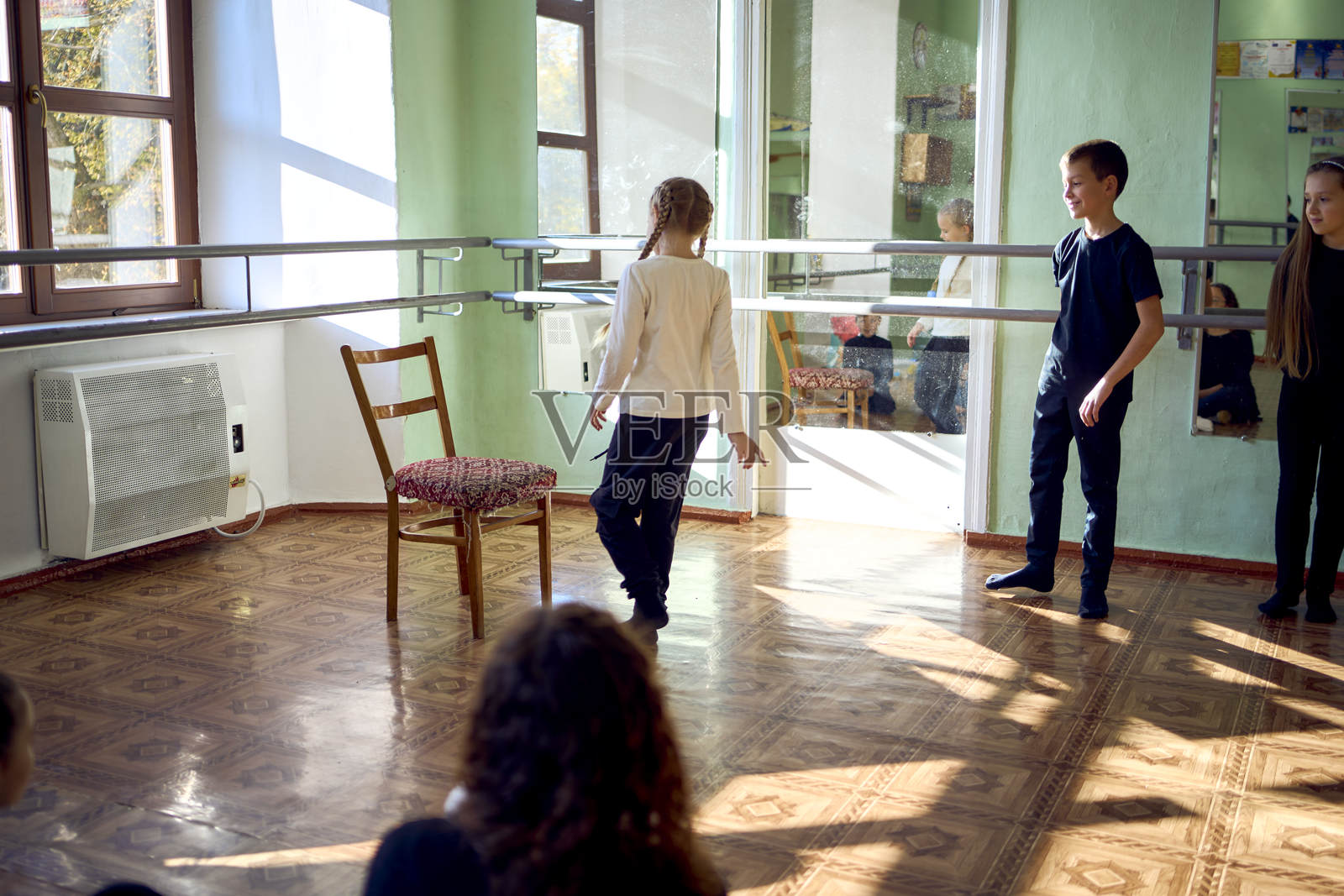 一群青少年在表演课上执行老师的任务,在全体同学面前表演一段戏剧小品。照片摄影图片