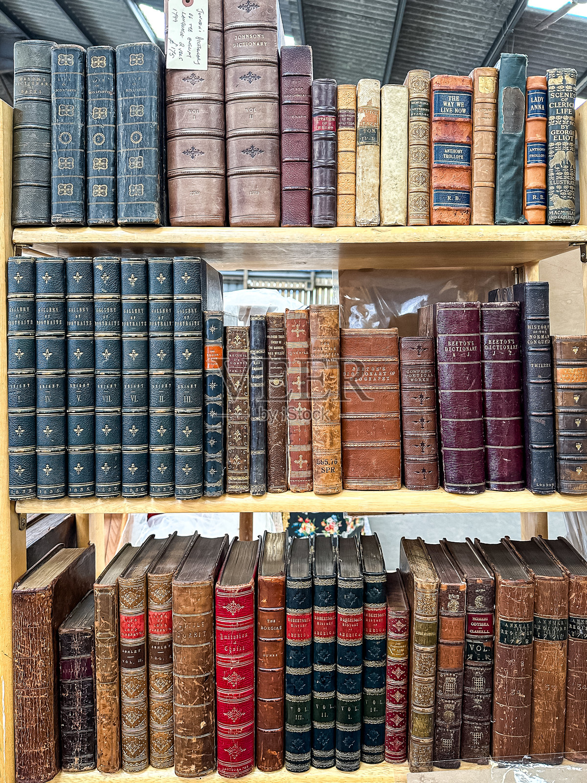 木制书架上的古籍照片摄影图片