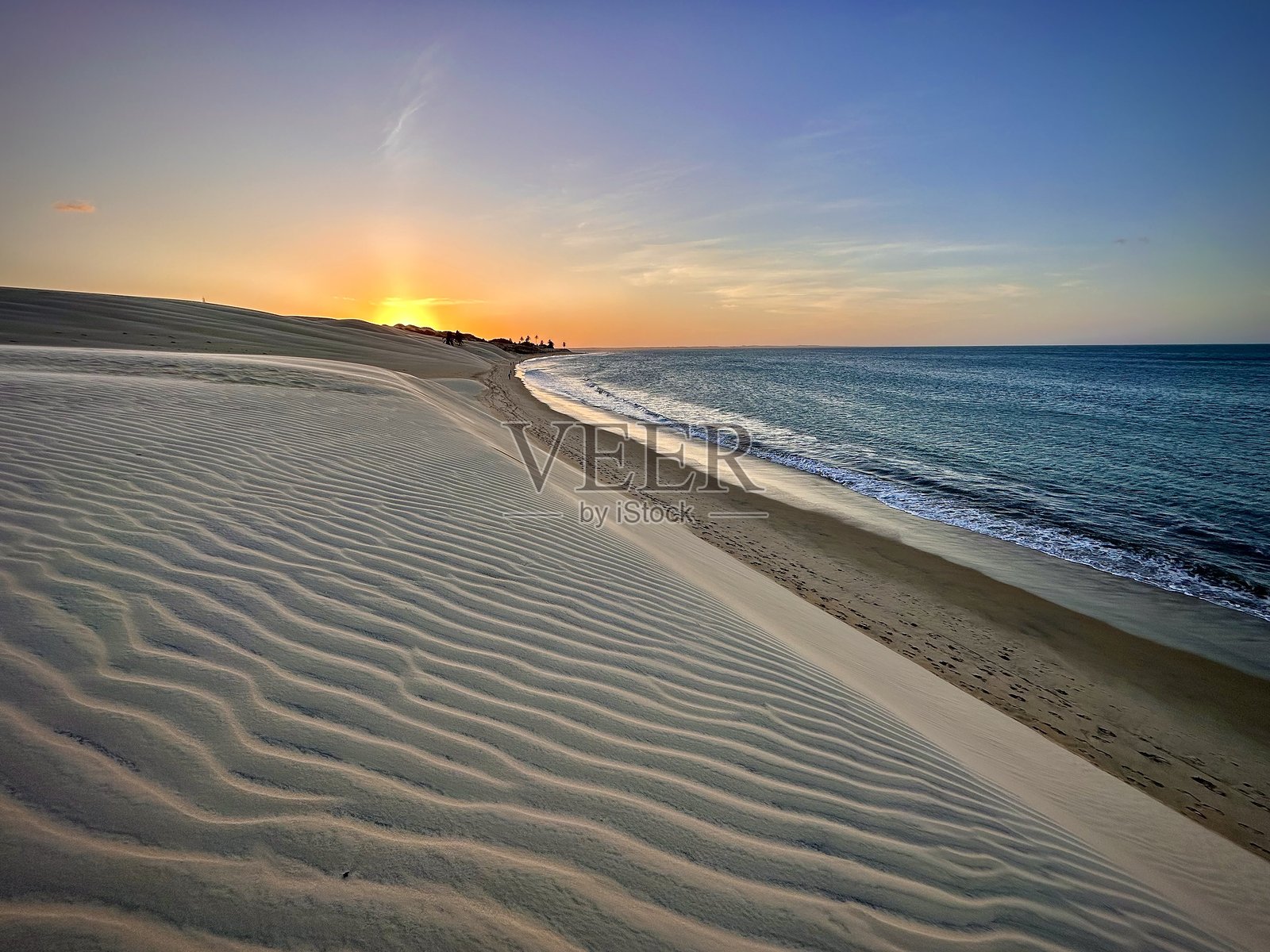 日落时分的沙丘波纹照片摄影图片