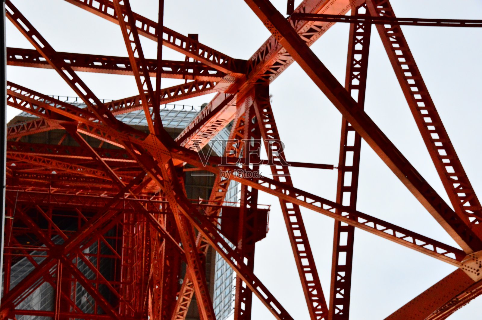 低角度视图的电力塔与天空相映衬照片摄影图片