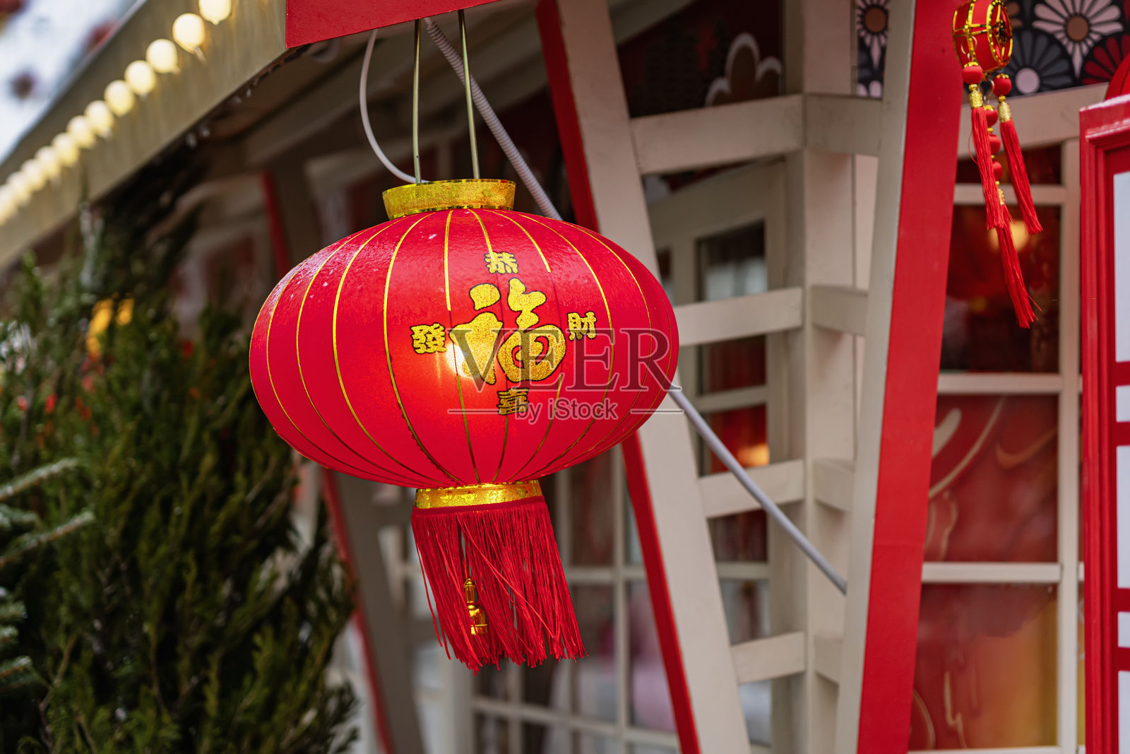 城市街道上悬挂的纸灯笼特写,翻译:“幸福”照片摄影图片