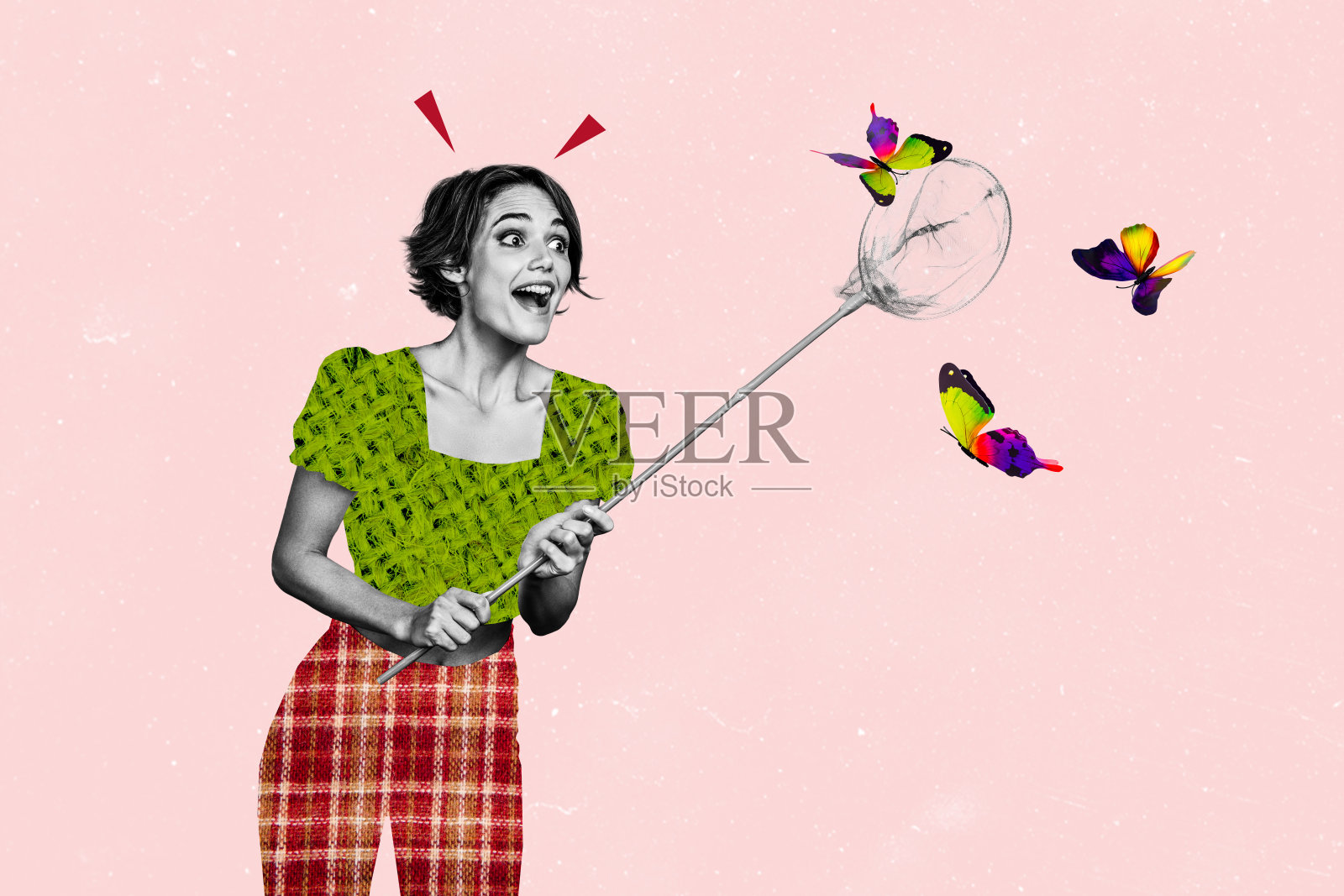 可爱的惊讶女性在春季户外用网捕捉五彩斑斓的蝴蝶,拼贴照片合集,背景为涂鸦风格。照片摄影图片