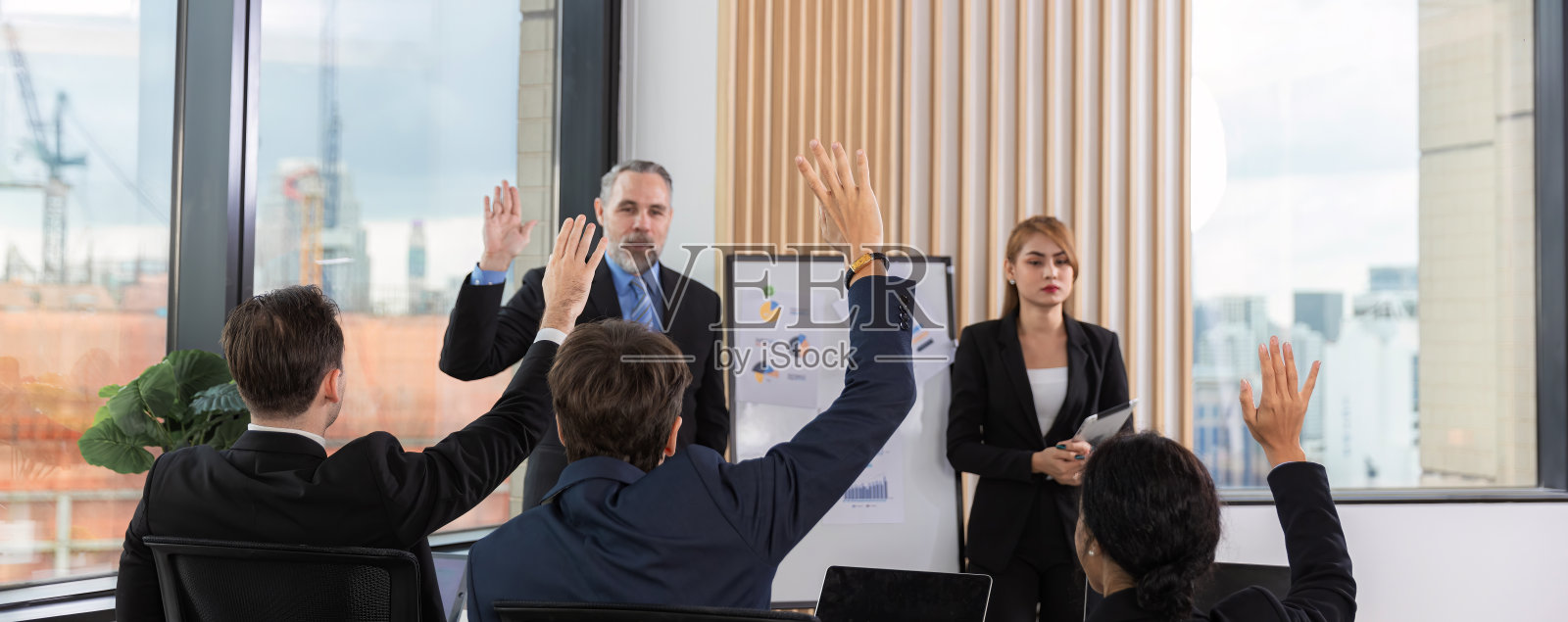 多元化的同事聚在一起进行头脑风暴,讨论统计数据。团队成员共同进行商业计划的头脑风暴。团队头脑风暴工作概念。人们在开会。照片摄影图片