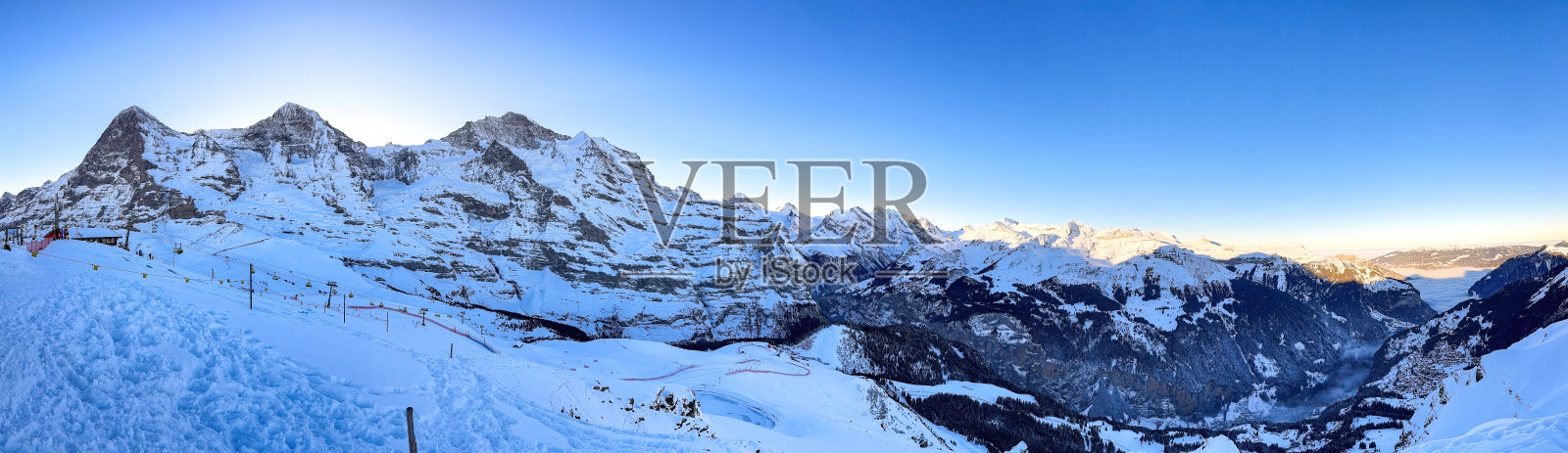 瑞士温根的劳伯霍恩滑雪世界杯赛道全景,背景是白雪皑皑的山脉照片摄影图片