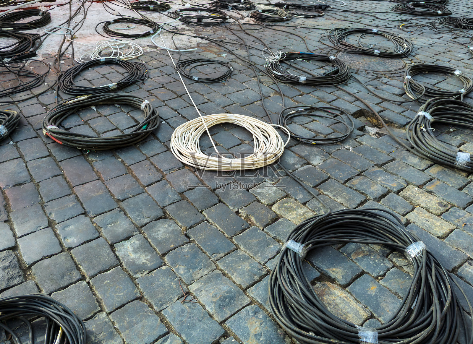 电缆卷盘整齐摆放,便于安装照片摄影图片