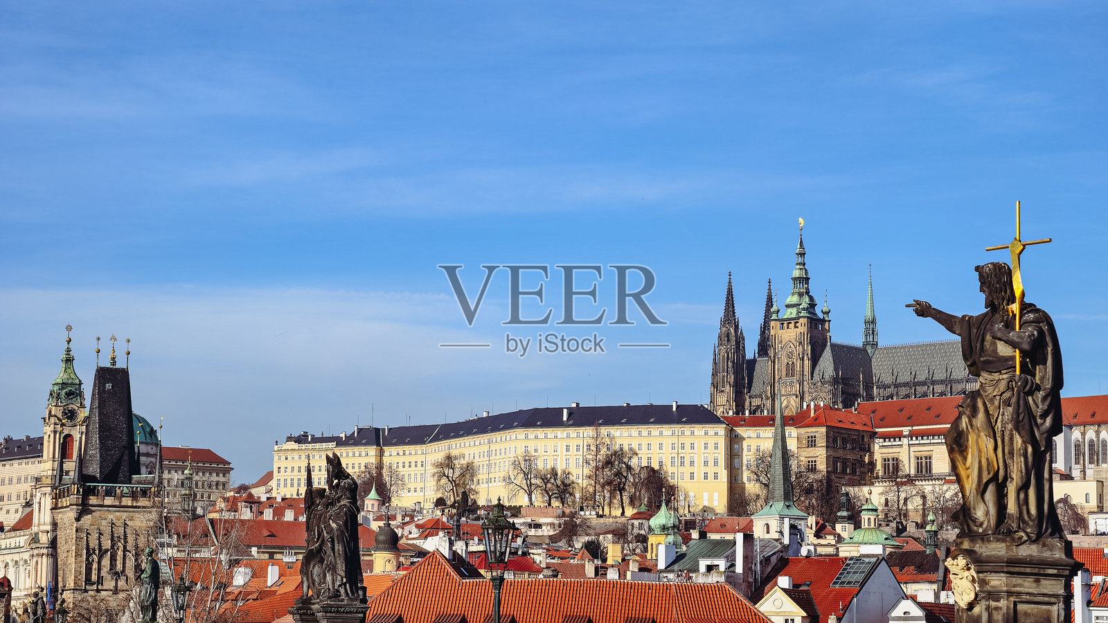 阳光明媚的布拉格历史中心。照片摄影图片