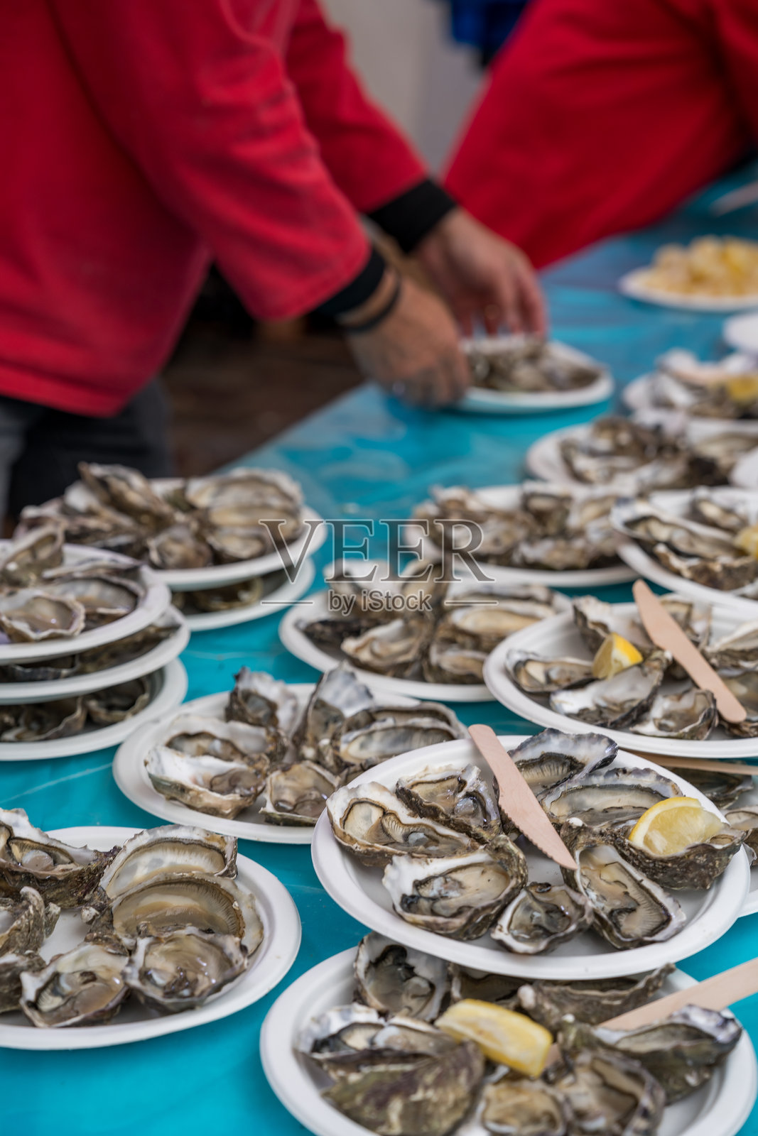 在热闹的海鲜节上庆祝生蚝的新鲜美味照片摄影图片