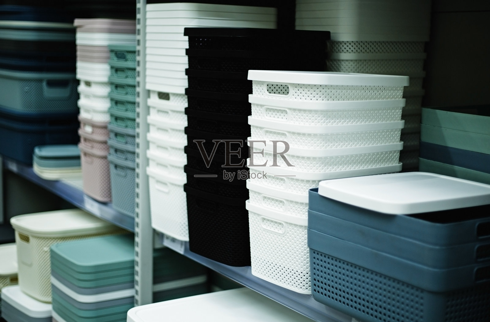 商店里展示的塑料篮子照片摄影图片