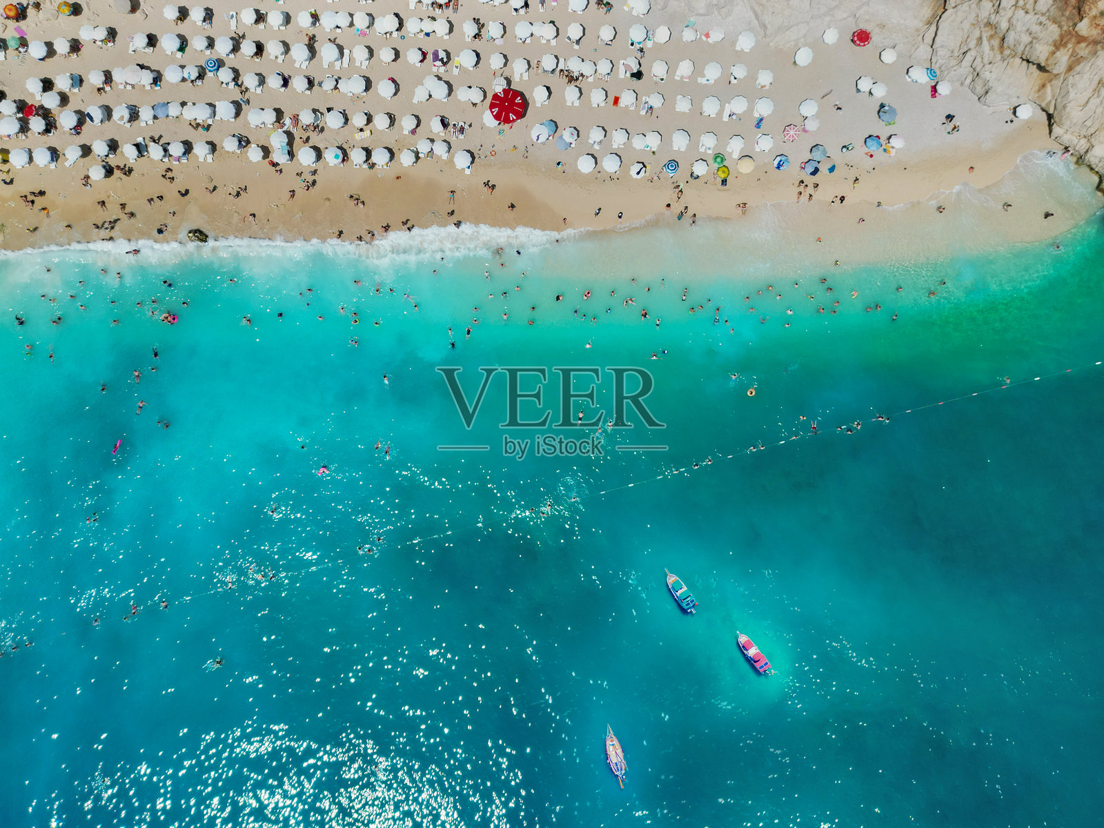 土耳其安塔利亚卡普塔斯海滩的鸟瞰高速公路。照片摄影图片