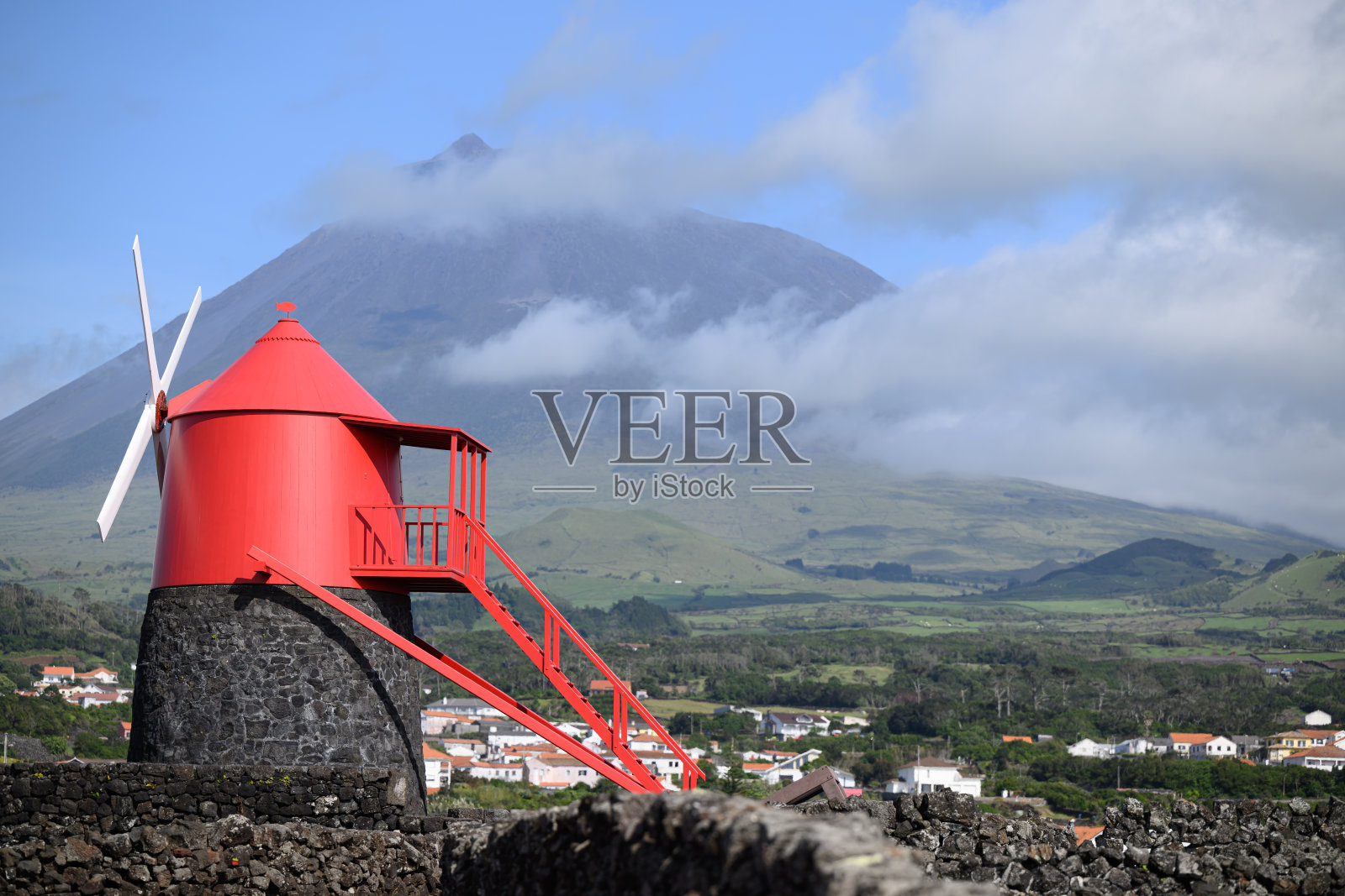 葡萄牙亚速尔群岛皮库岛上的风车。照片摄影图片