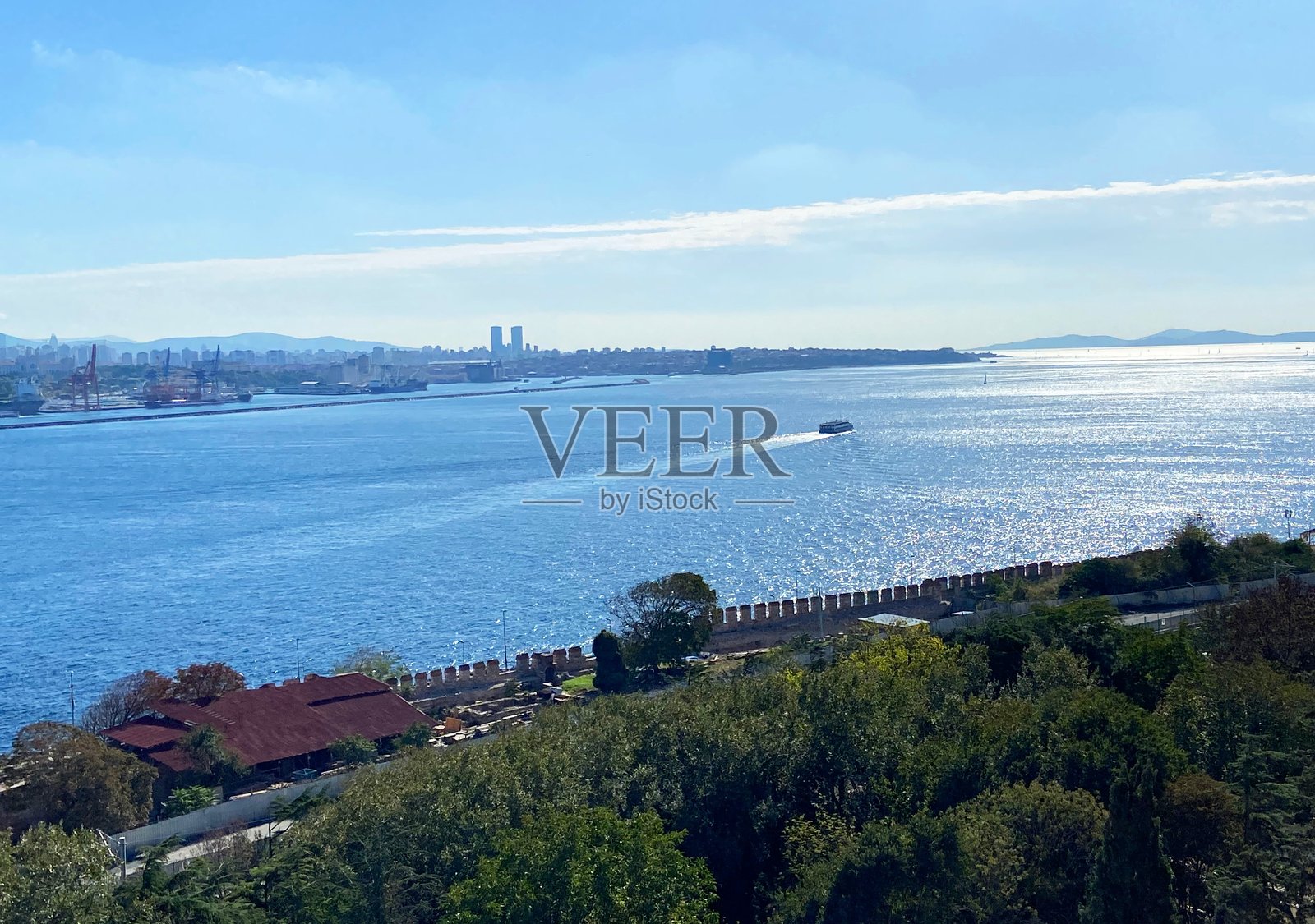 托普卡帕宫俯瞰博斯普鲁斯海峡与伊斯坦布尔天际线照片摄影图片