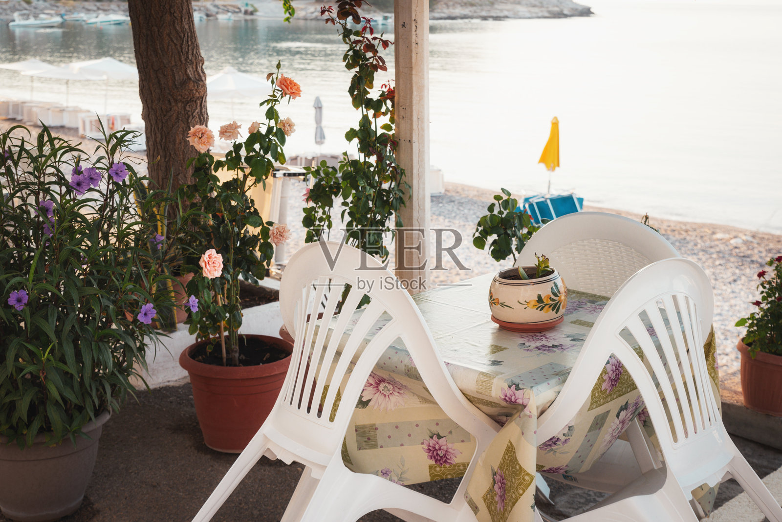 清晨的空桌子和塑料椅子 - 查拉基,希腊照片摄影图片