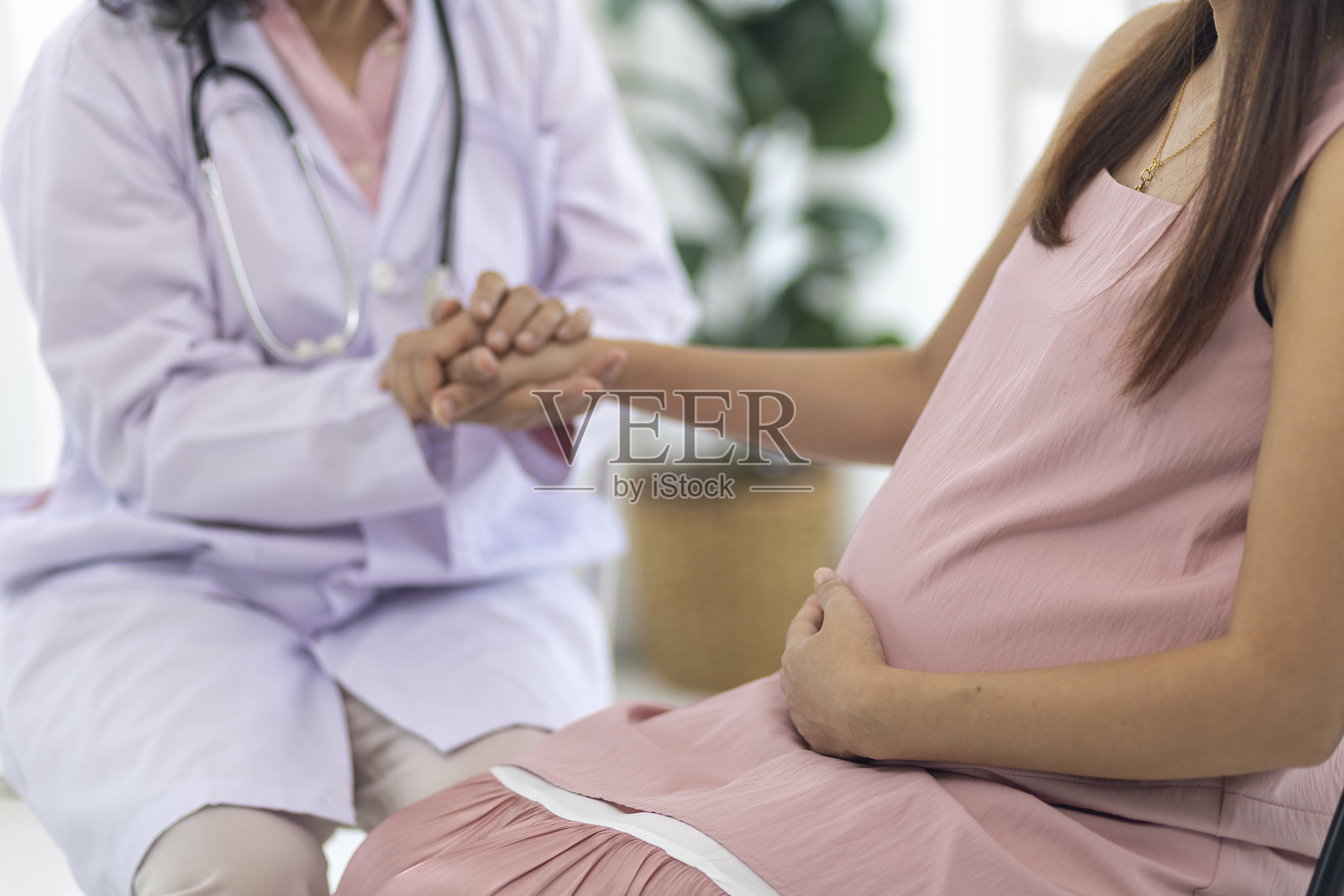 孕妇在诊所咨询医生照片摄影图片