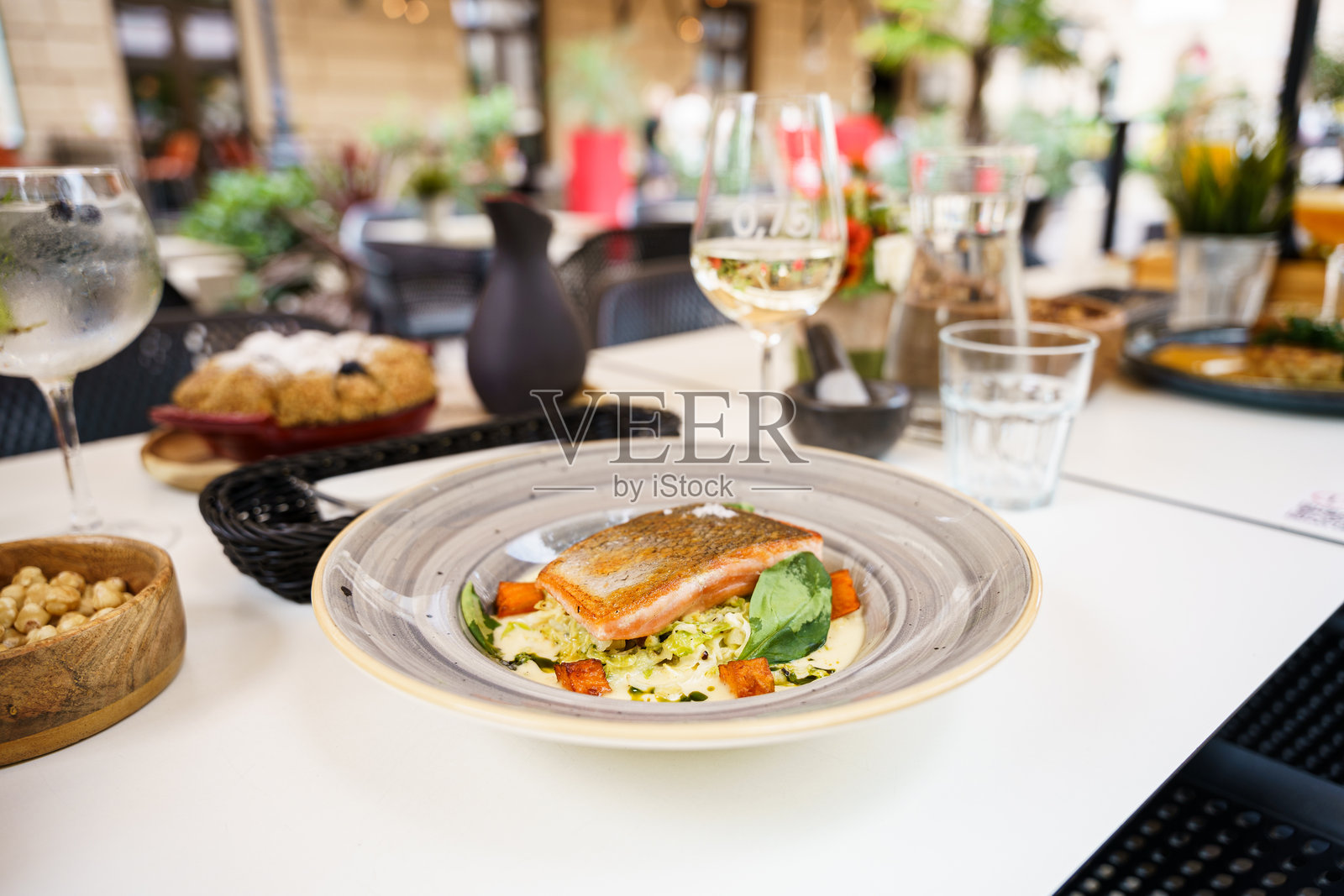 户外餐厅环境中供应的美味烤三文鱼菜肴照片摄影图片