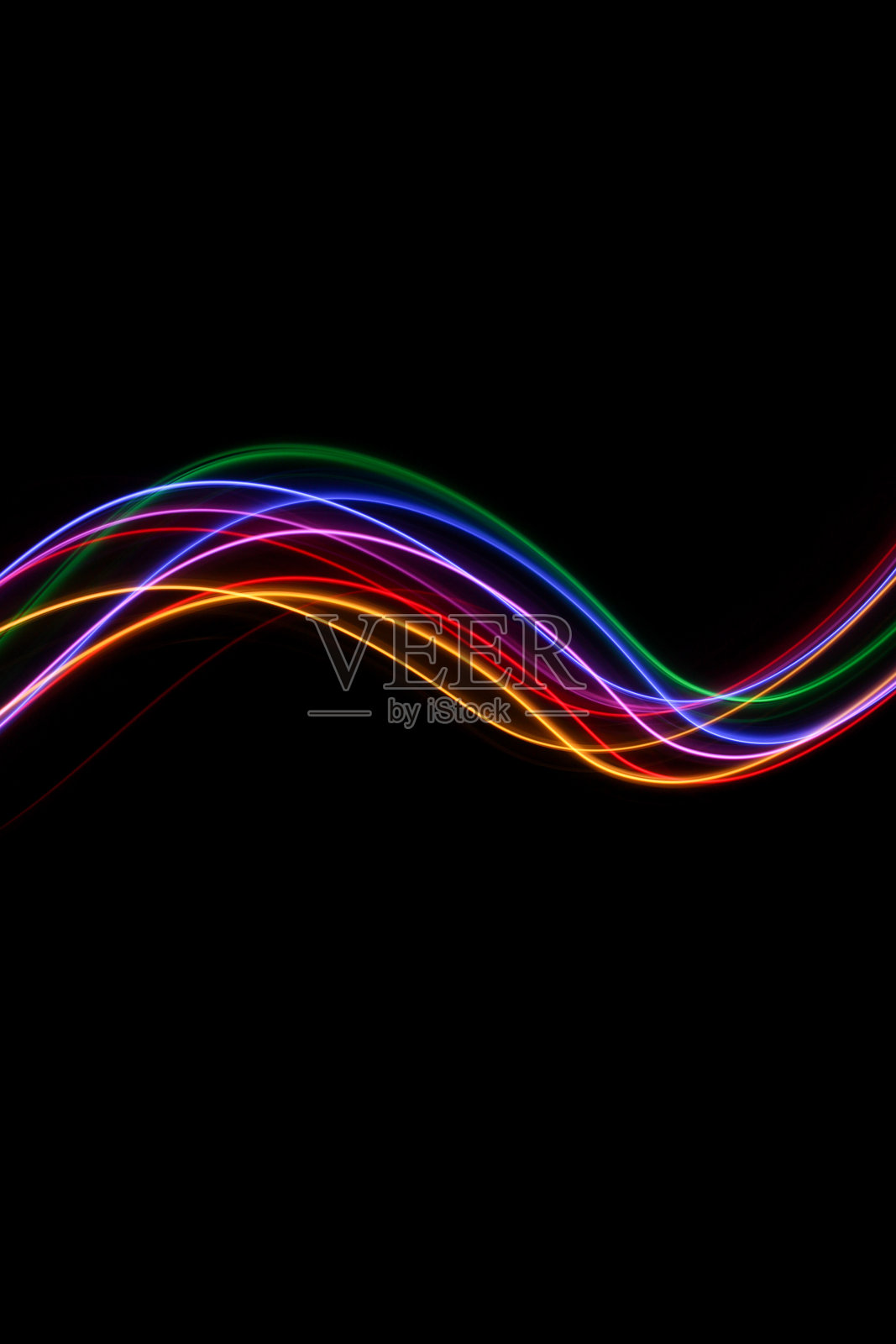 长时间曝光的照片。光绘摄影,鲜艳的彩虹色仙女灯在黑色背景下。照片摄影图片