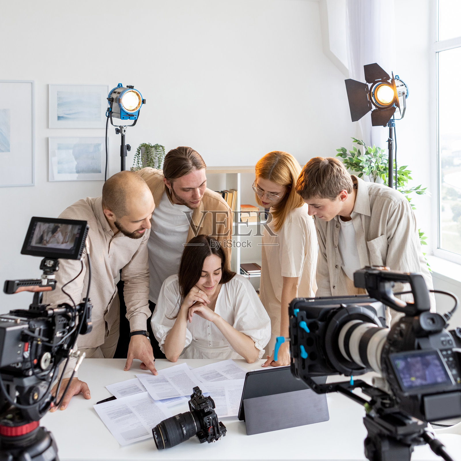 幕后同事记录艺术团队项目照片摄影图片