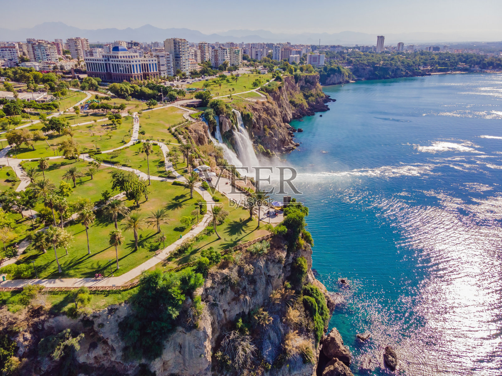 下杜登瀑布从约40米高的岩石悬崖上倾泻而下,形成壮观的水雾,流入地中海。这是一张位于土耳其安塔利亚的旅游和旅行目的地照片。照片摄影图片