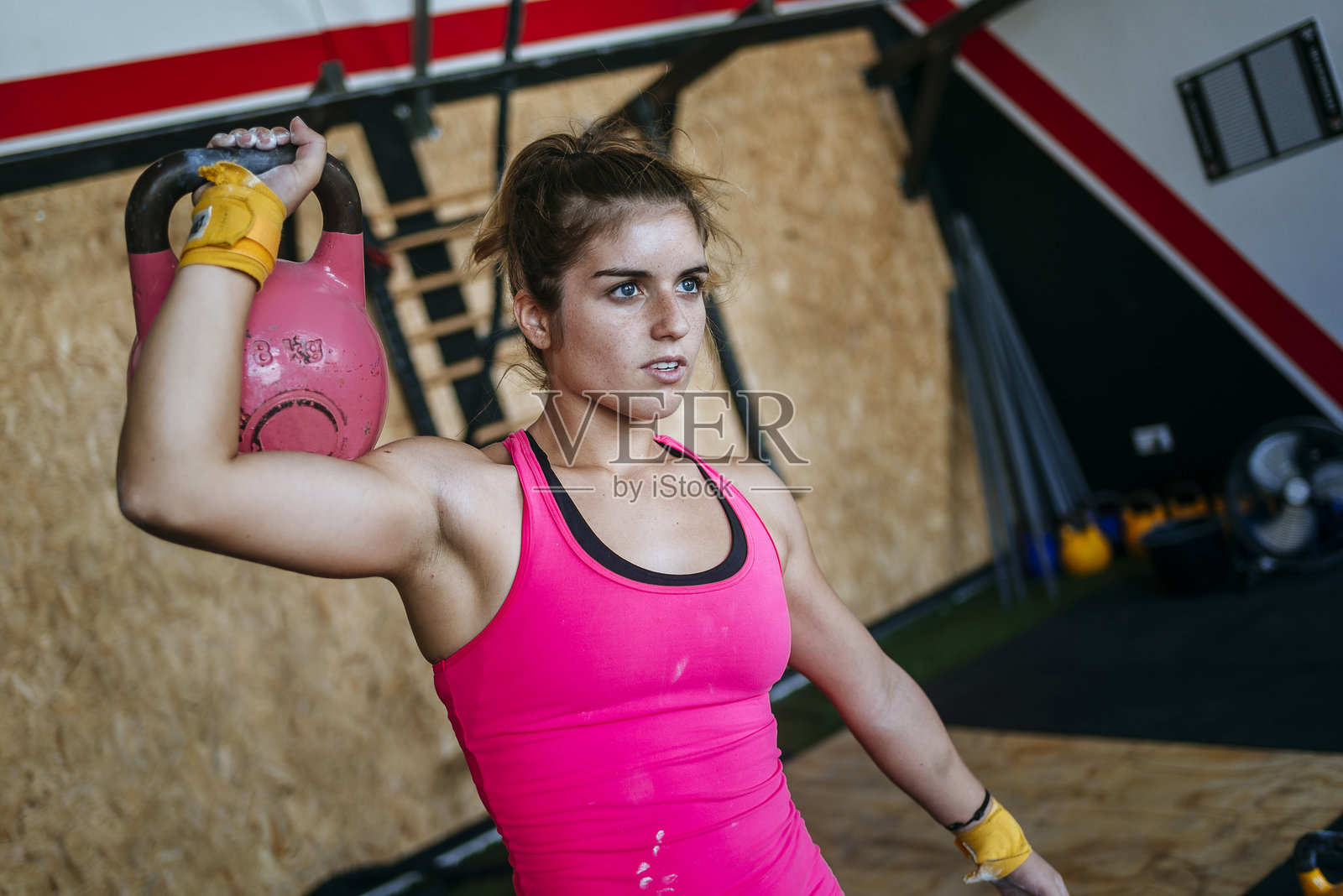 女性在健身房举重照片摄影图片