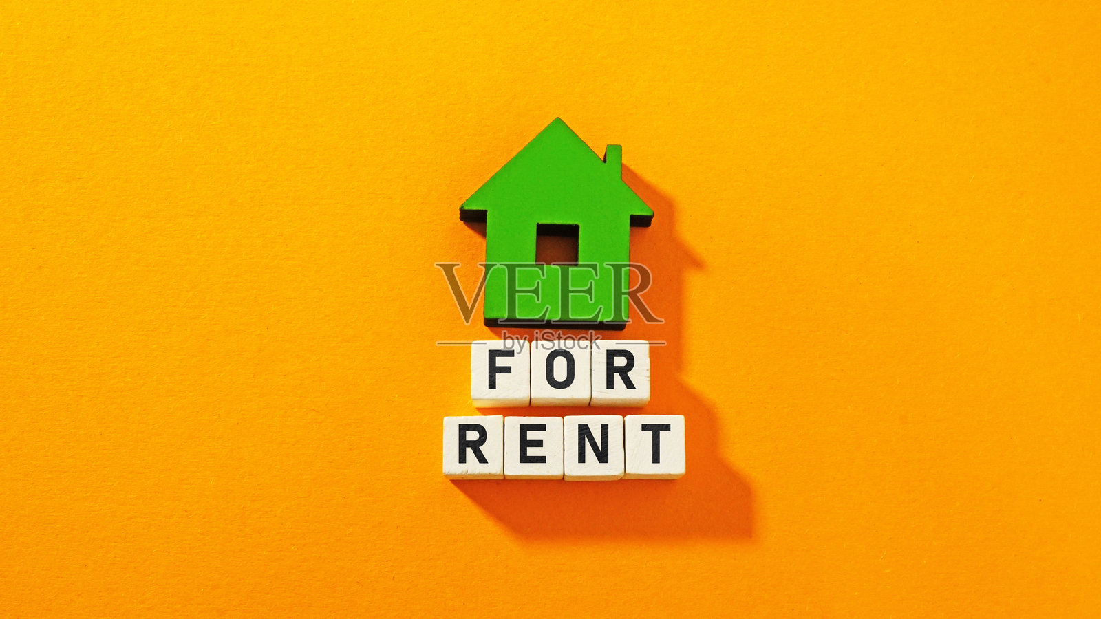 房屋模型和出租标志。房地产租赁。照片摄影图片