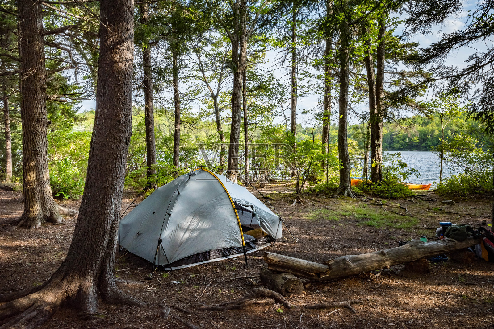 新罕布什尔州斯普恩伍德池塘的低影响水边露营地照片摄影图片