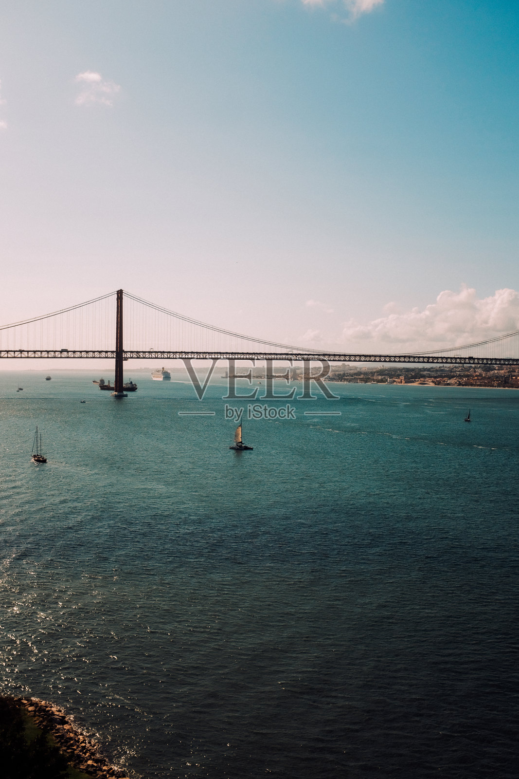 4月25日大桥横跨特茹河照片摄影图片